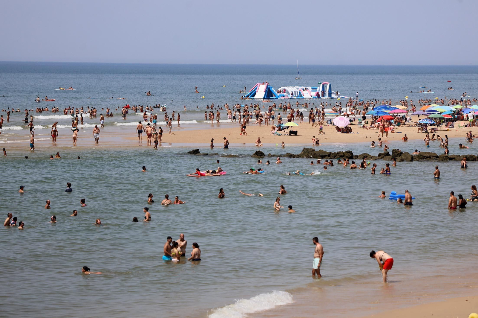 Imágenes del caluroso día en la playa de Matalascañas