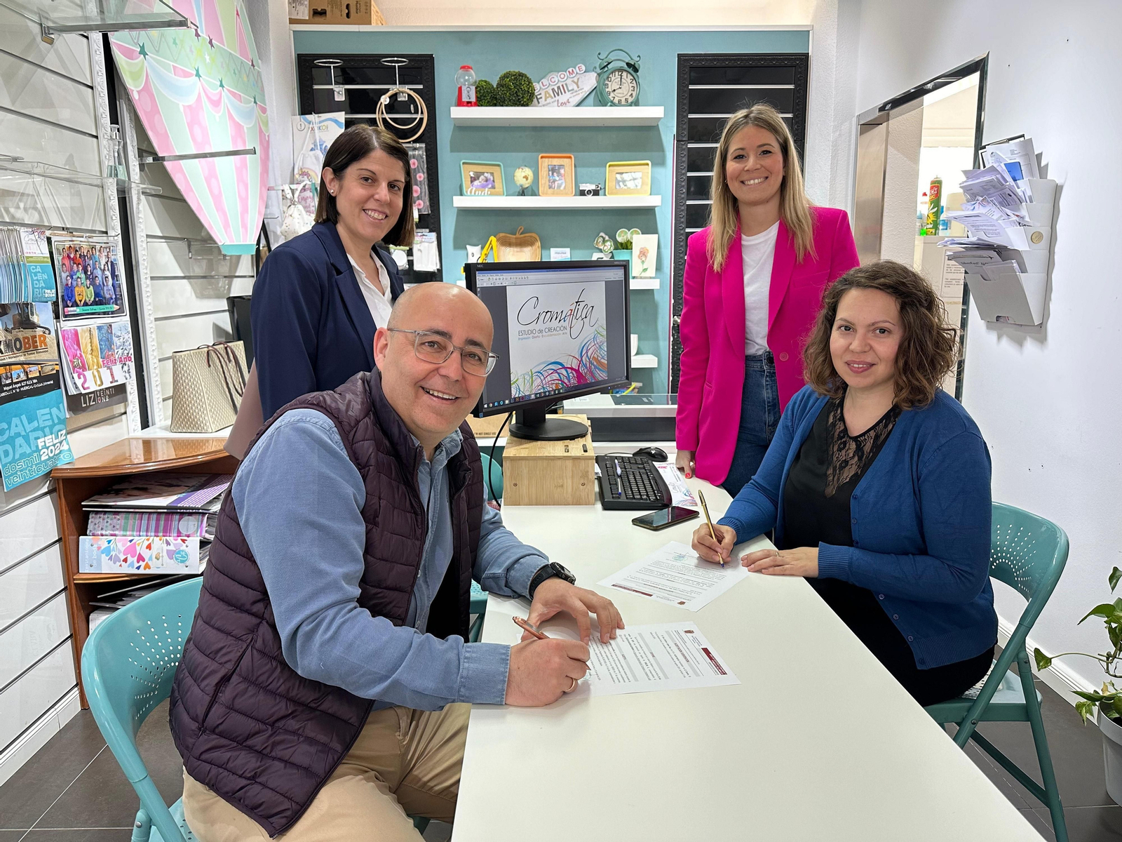 El Ayuntamiento de Huércal-Overa hace entrega de la ayuda concedida a Eva Cristina López.