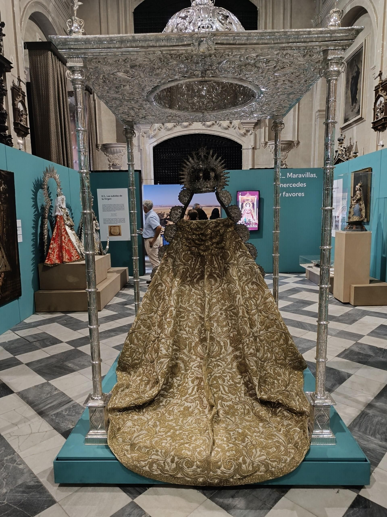 El manto y templete del siglo XVII que se usa en las procesiones.