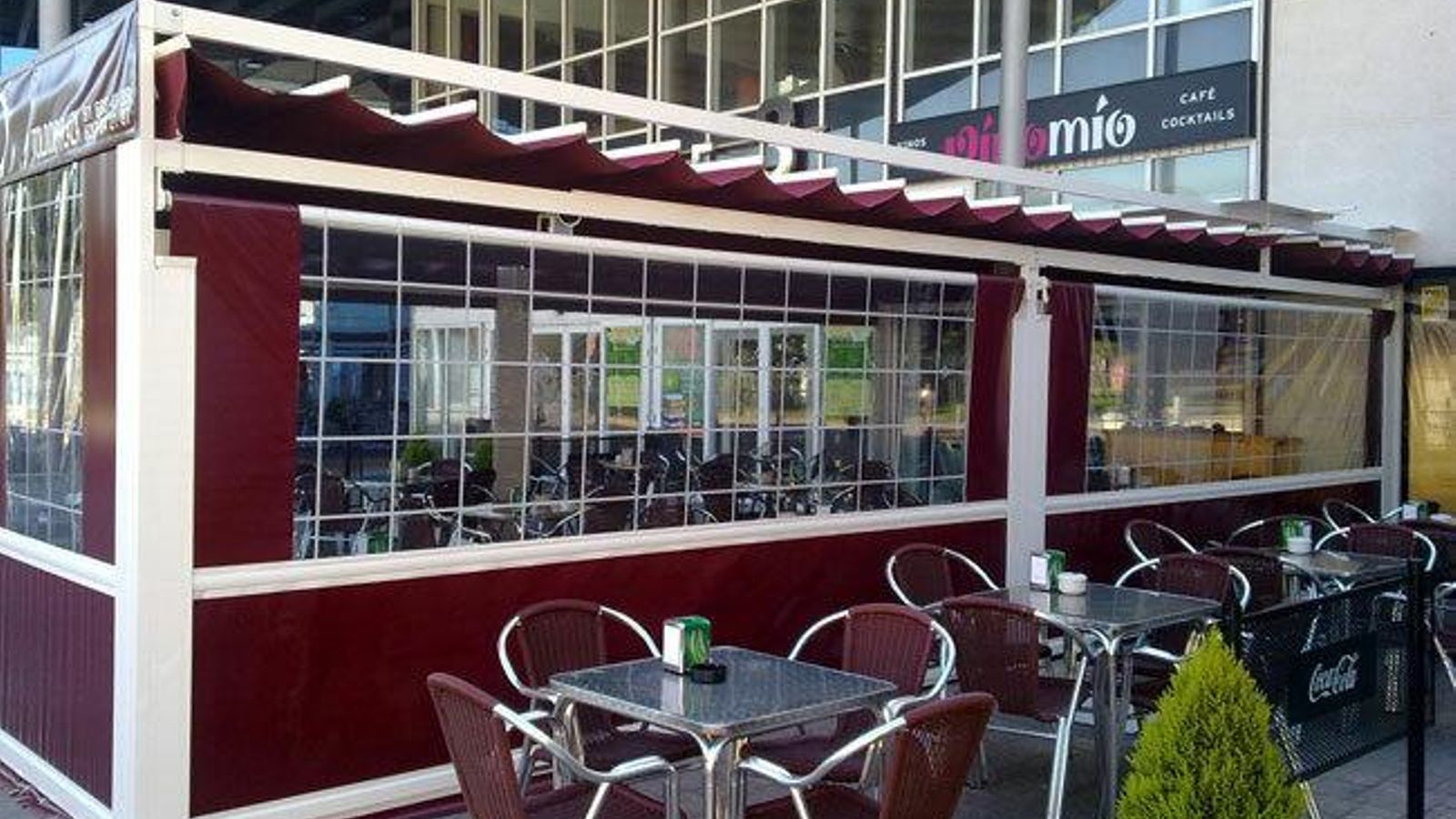 Las pérgolas que utilizan los bares para acotar sus terrazas y resguardar del frío a sus clientes.