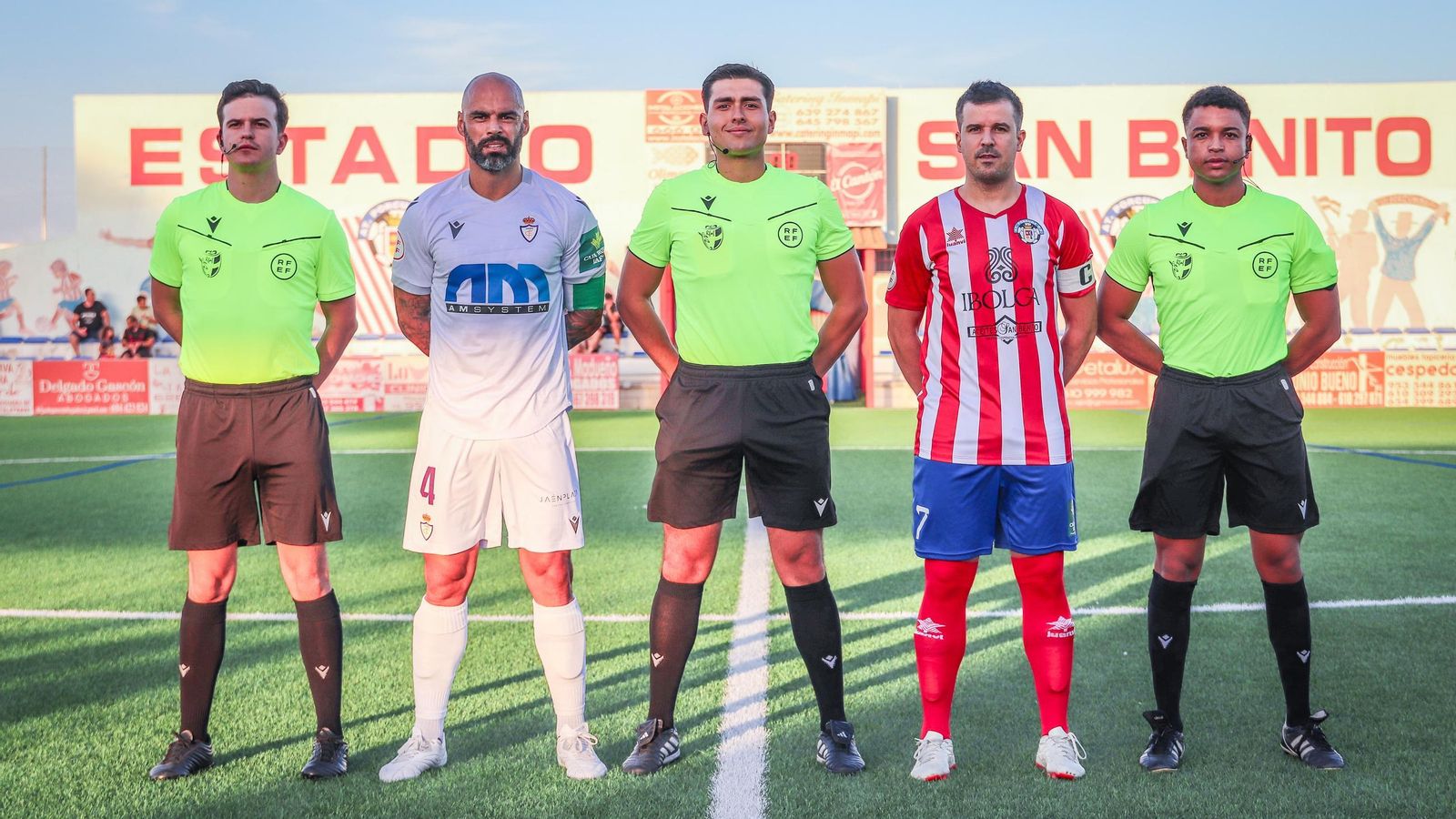 Los capitanes Espín y Juanse Pegalajar, junto al trío arbitral.