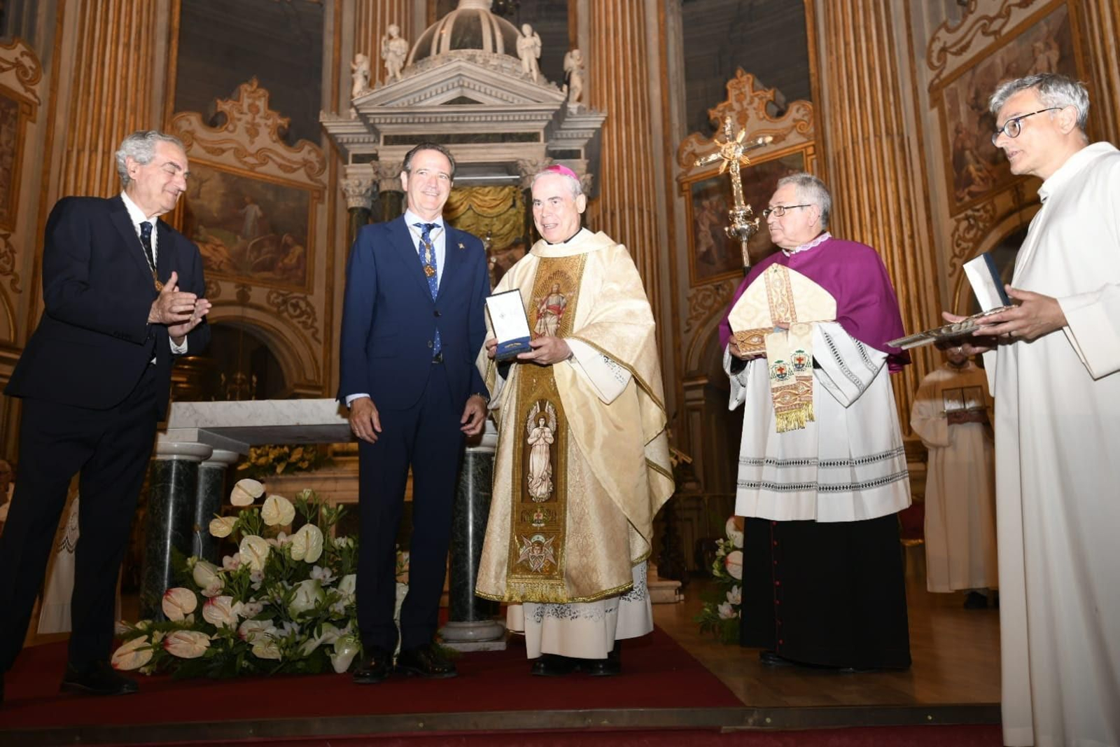 Entrega de la Medalla del Centenario de la Agrupación de Cofradías al obispo de Málaga