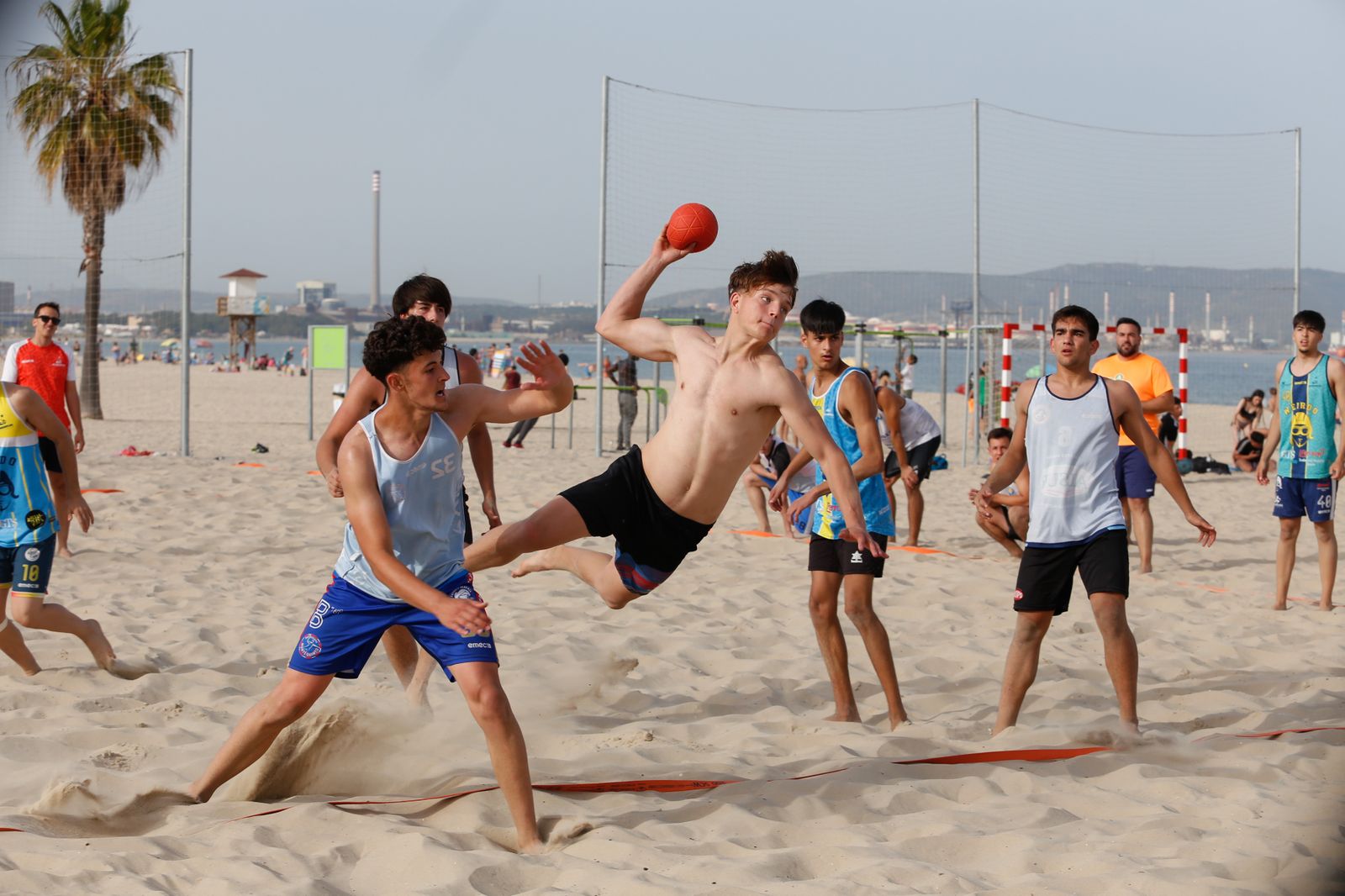 Entrenamiento de la selección andaluza juvenil de balonmano playa, en imágenes