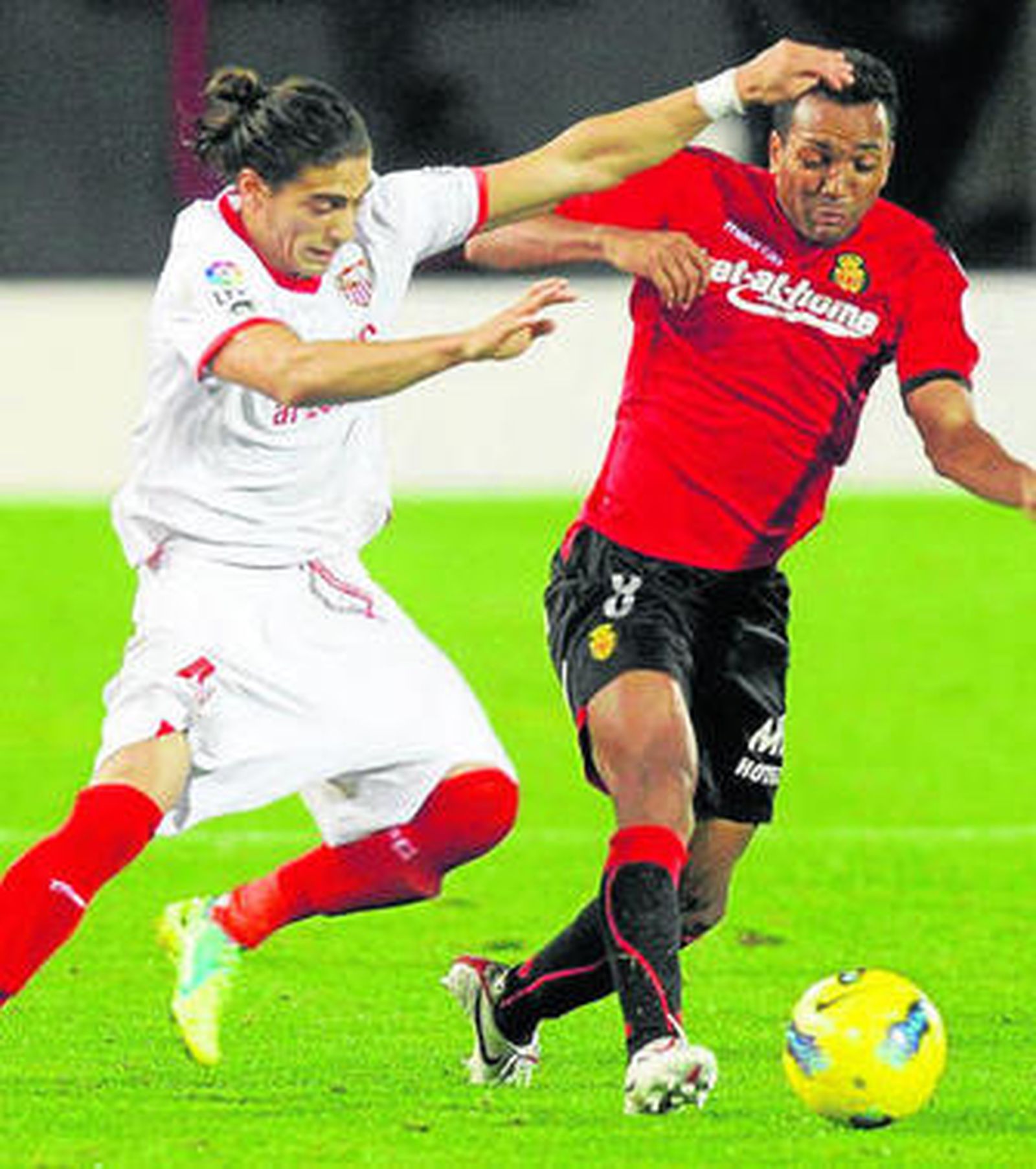 Martín Cáceres pugna con Nesue por la pelota.
