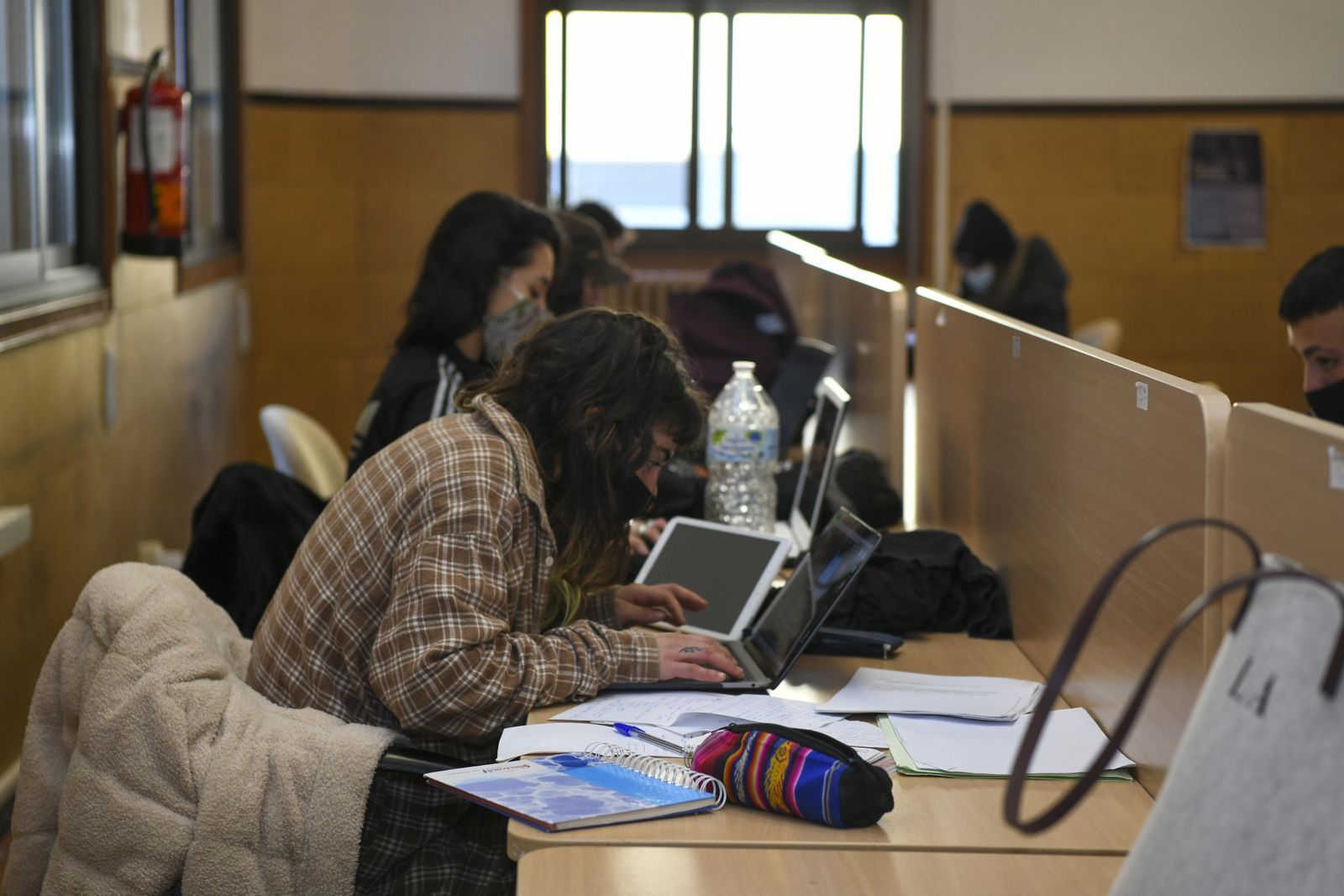 Unas alumnas estudiando en época de exámenes cuando era obligatorio el uso de mascarilla.