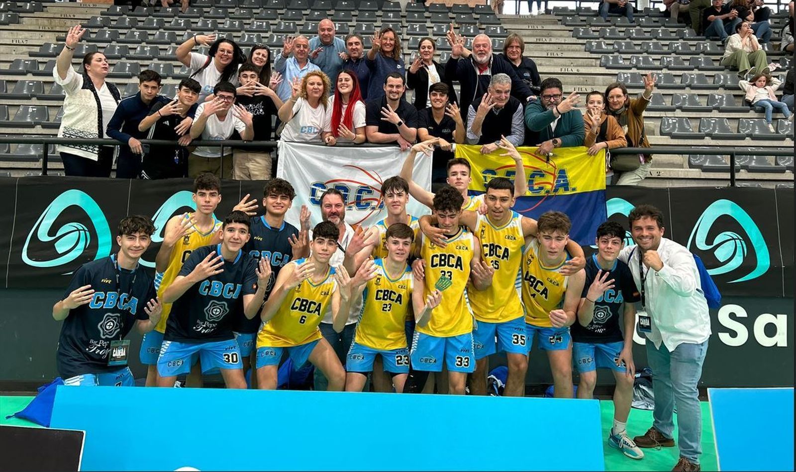 La expedición del CBC Algeciras celebra la clasificación para semifinales