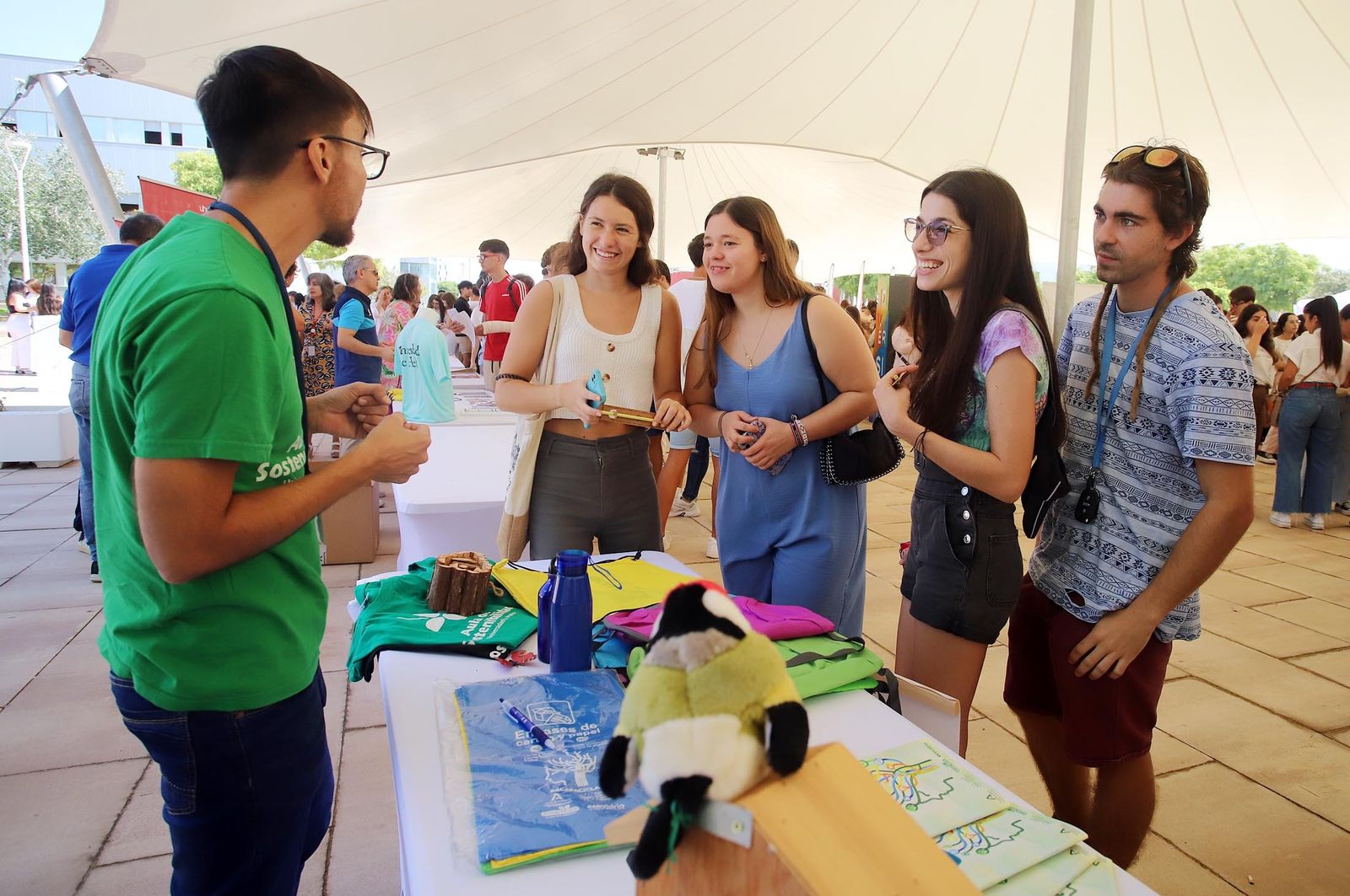 Imágenes de la bienvenida a los nuevos estudiantes de la Universidad de ...