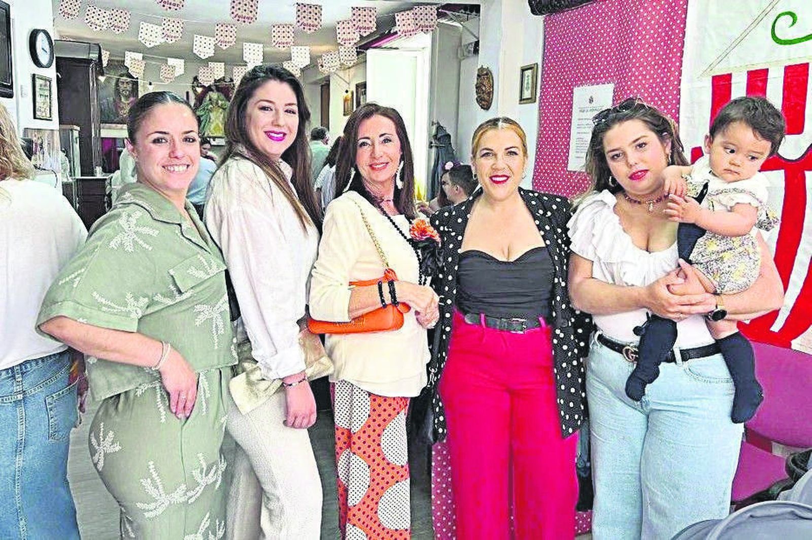 Macarena León, Lidia Mendoza, Maribel Baños, Carmen Jiménez y Gabriela Nazareno con su hijo Manuel Rosendo.
