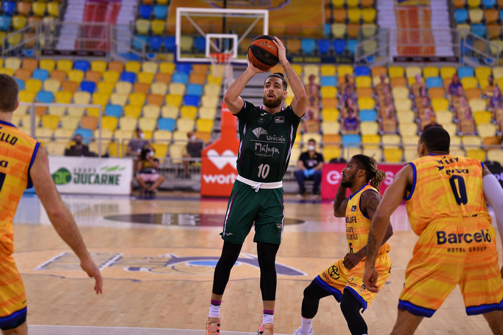 Francis Alonso tira a canasta.