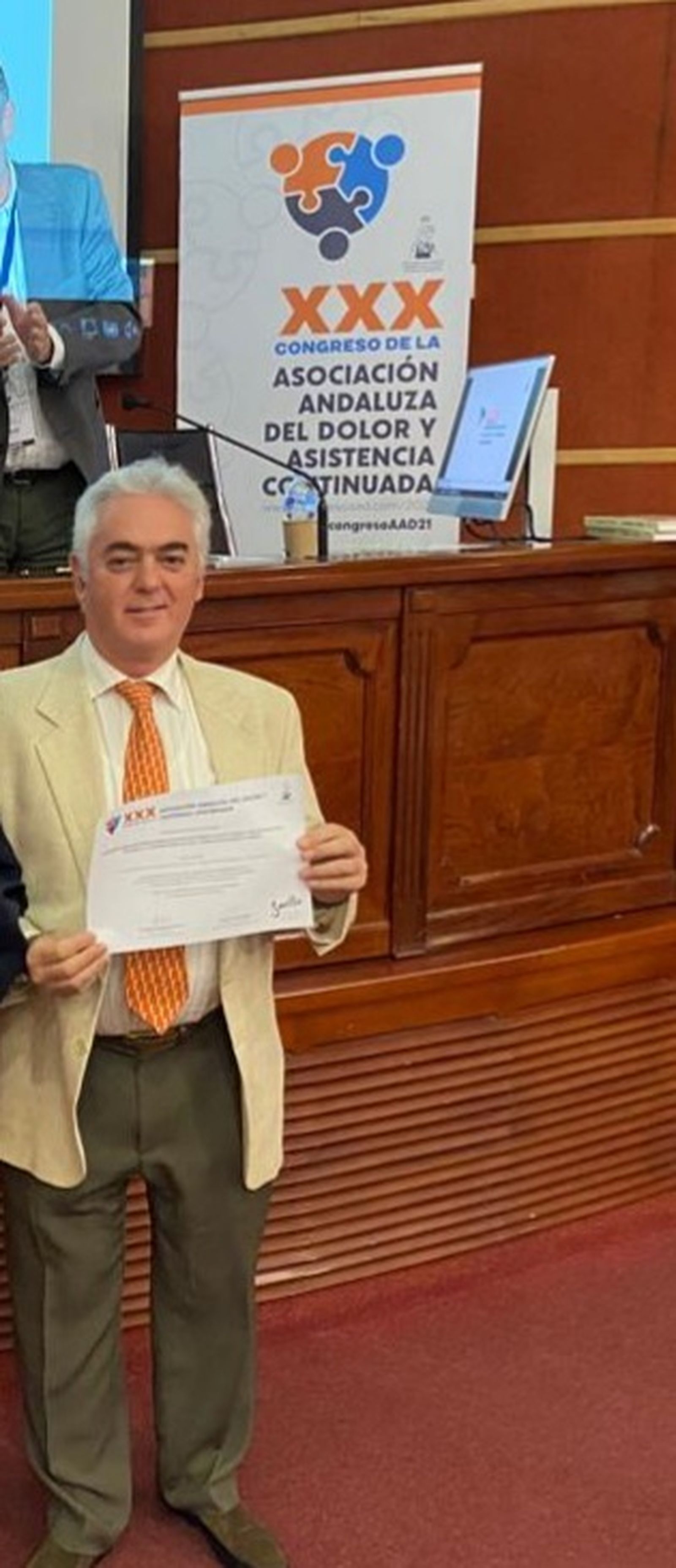 Enrique Calderón con el diploma del premio.