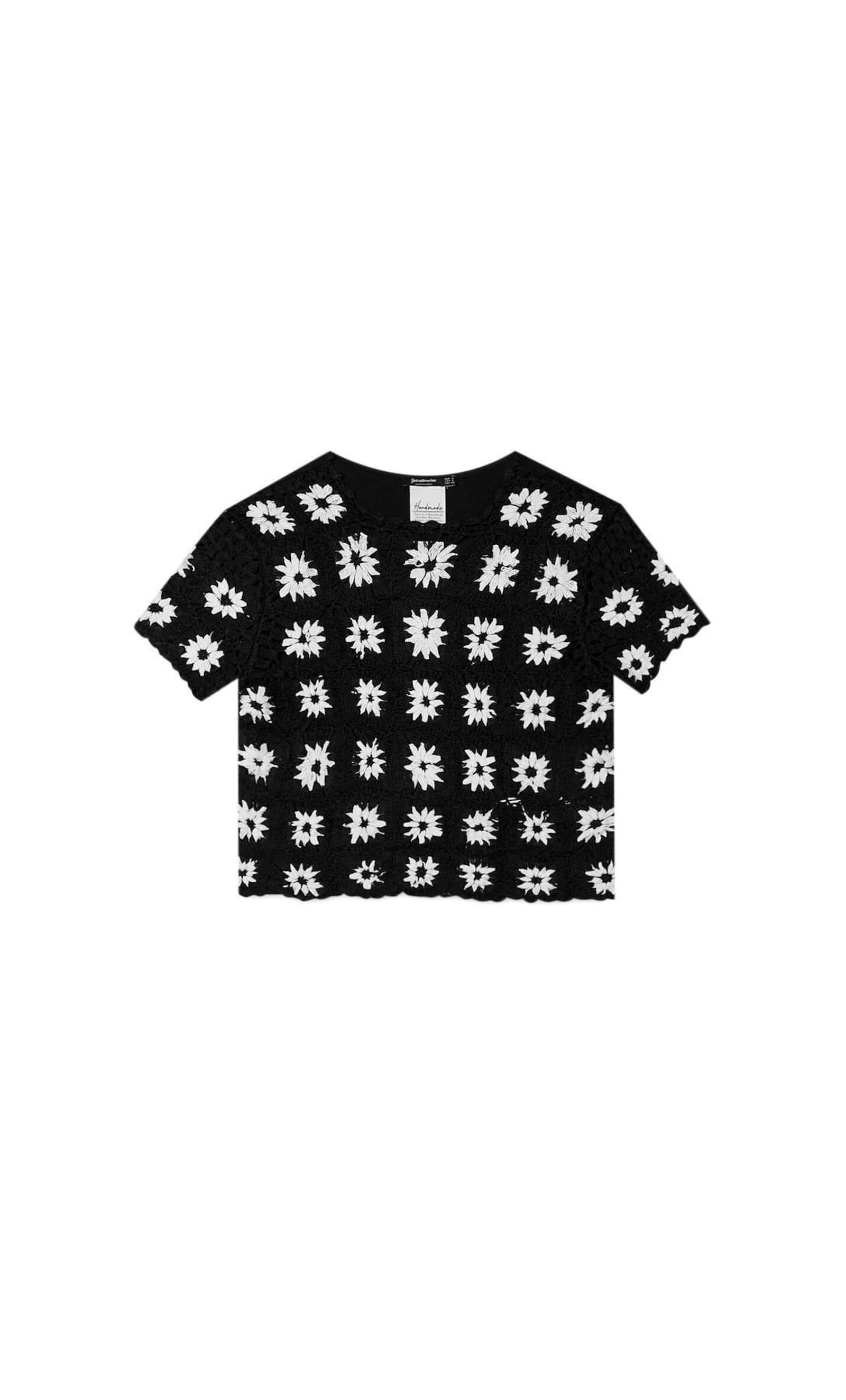 Camiseta de crochet y margaritas en color negro de Stradivarius.