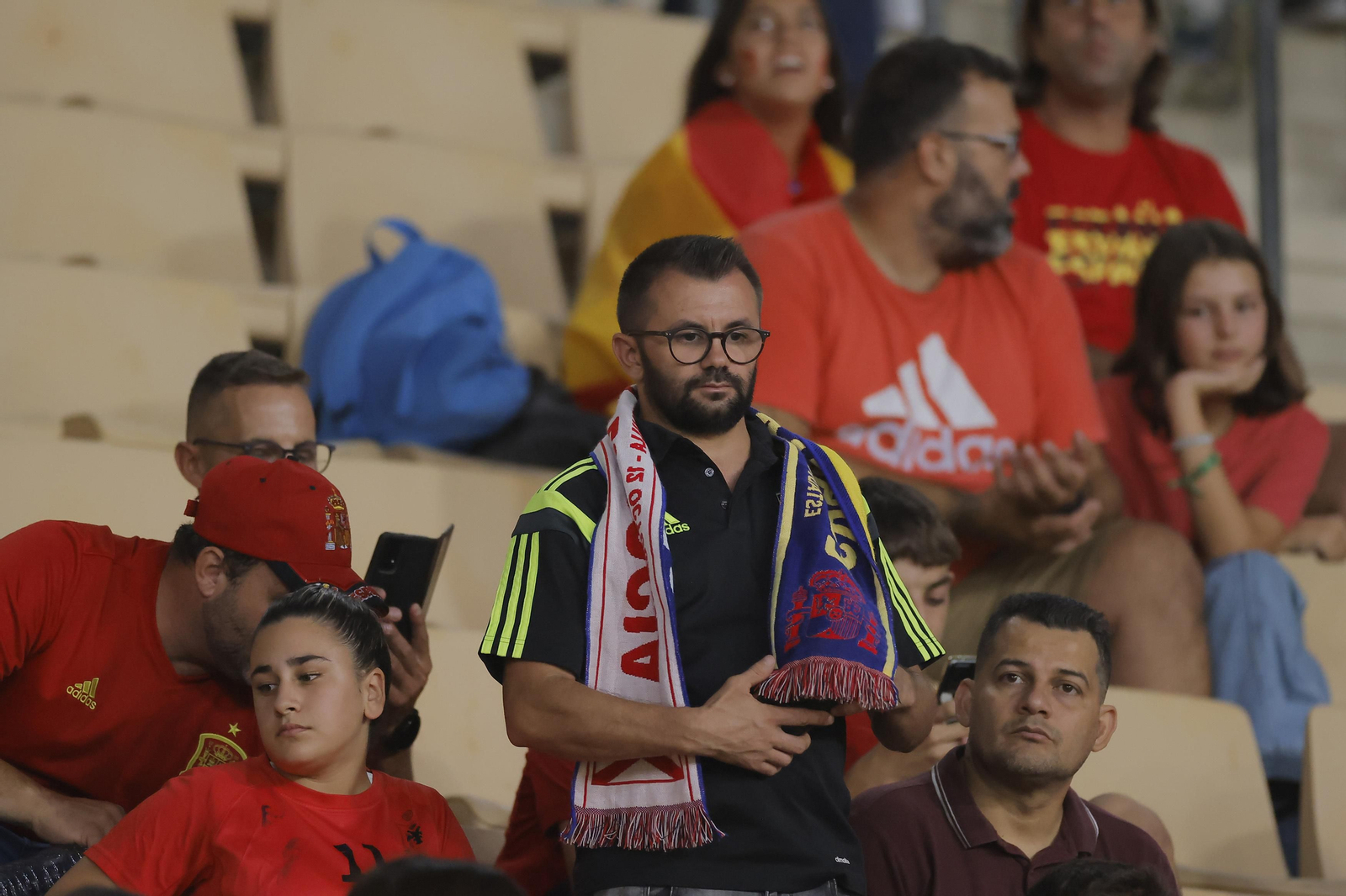 Búscate en las fotos del España-Escocia