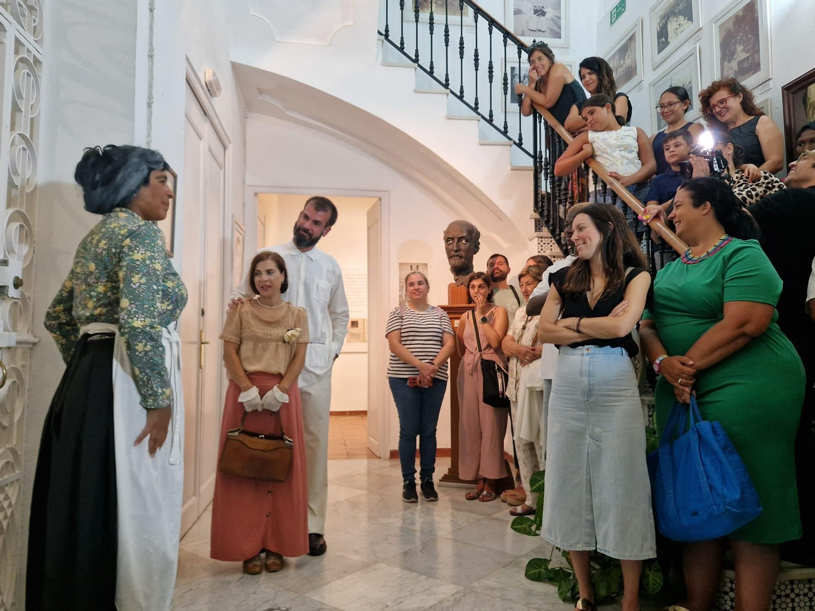 Los actores interactúan con el público en la Casa Natal de Juan Ramón Jiménez.