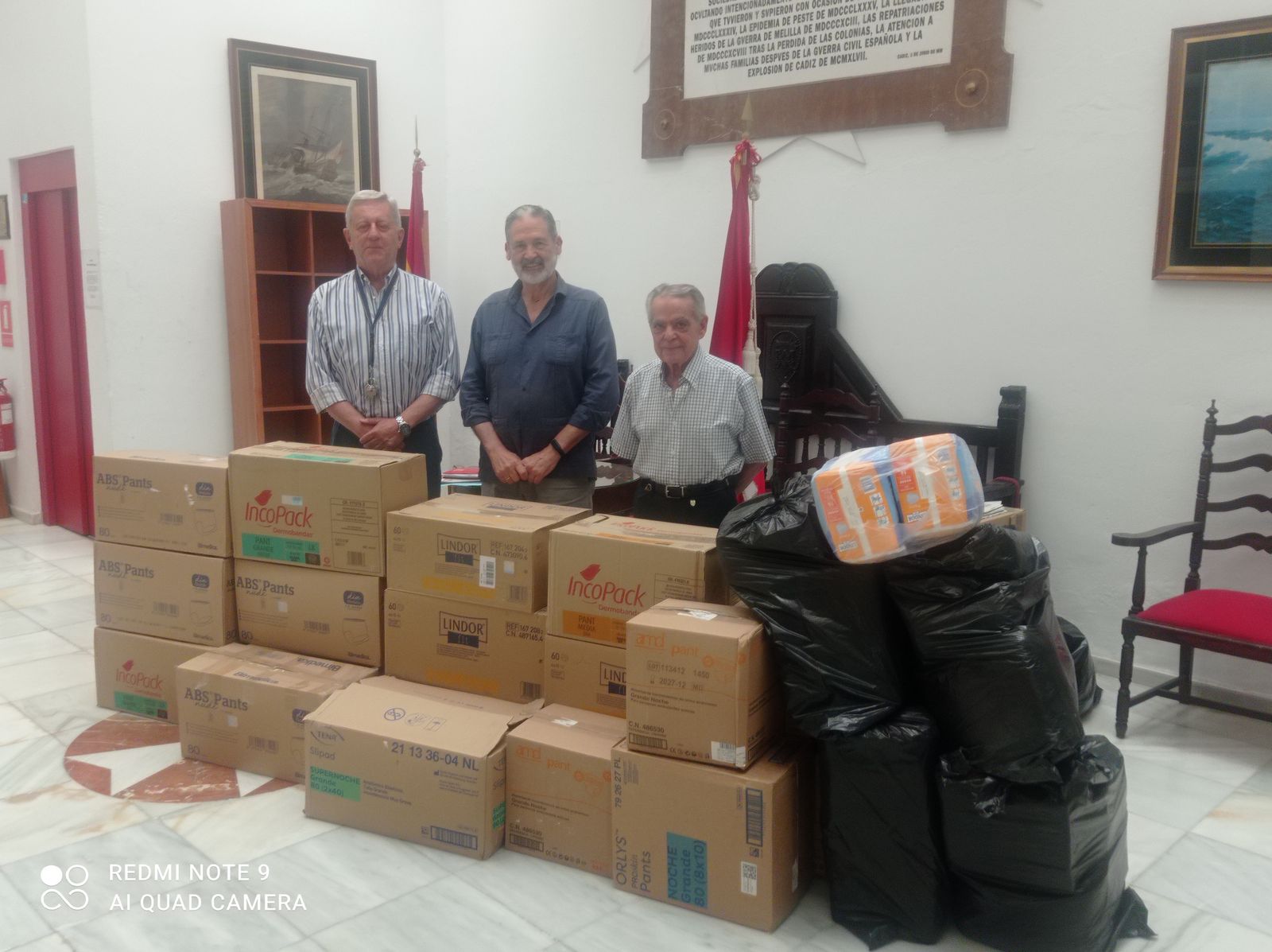 Imagen de la donación de Caballeros Hospitalarios a Cáritas Diocesana.