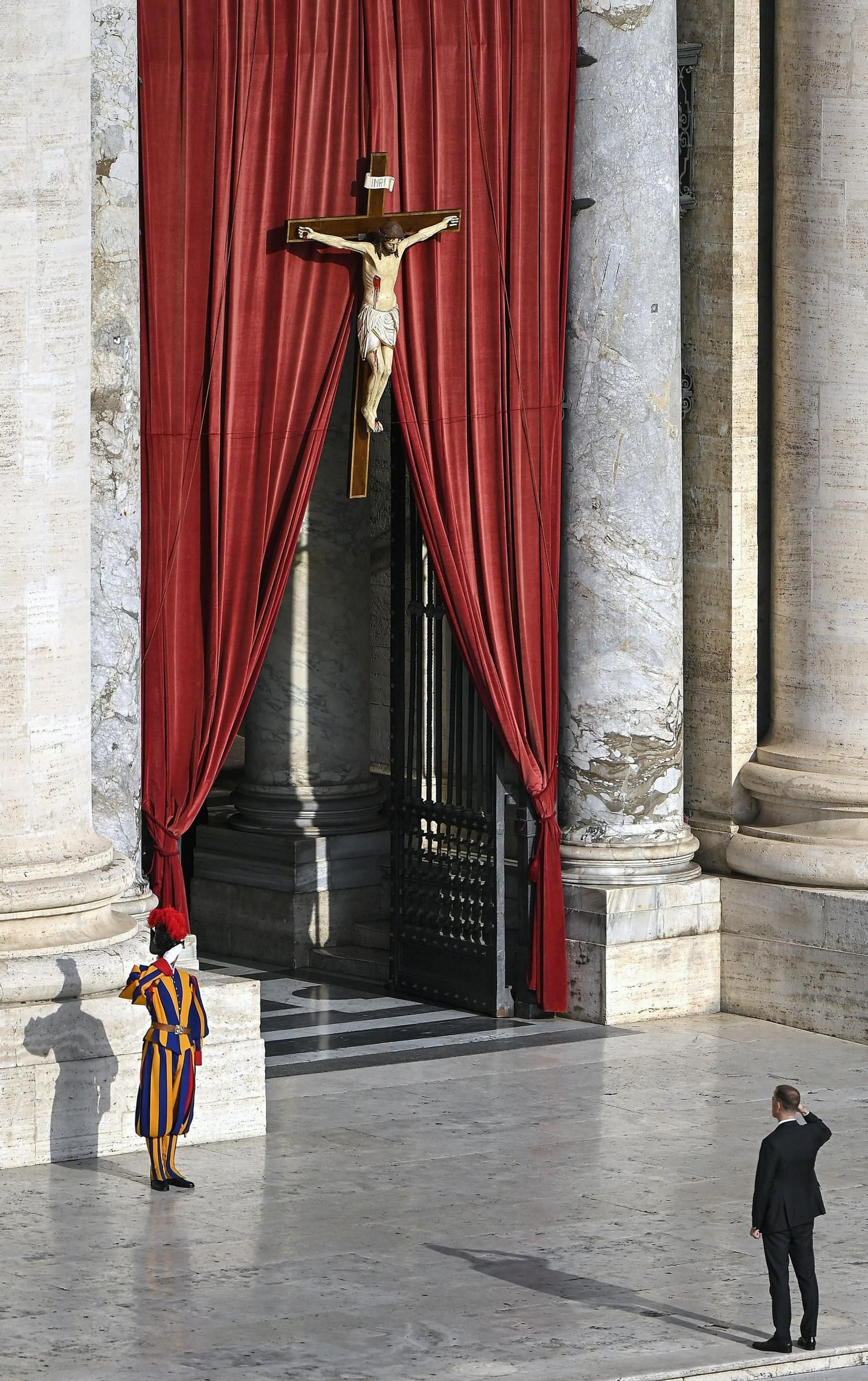 Las imágenes del traslado del féretro del papa Francisco a la Basílica de San Pedro en el Vaticano