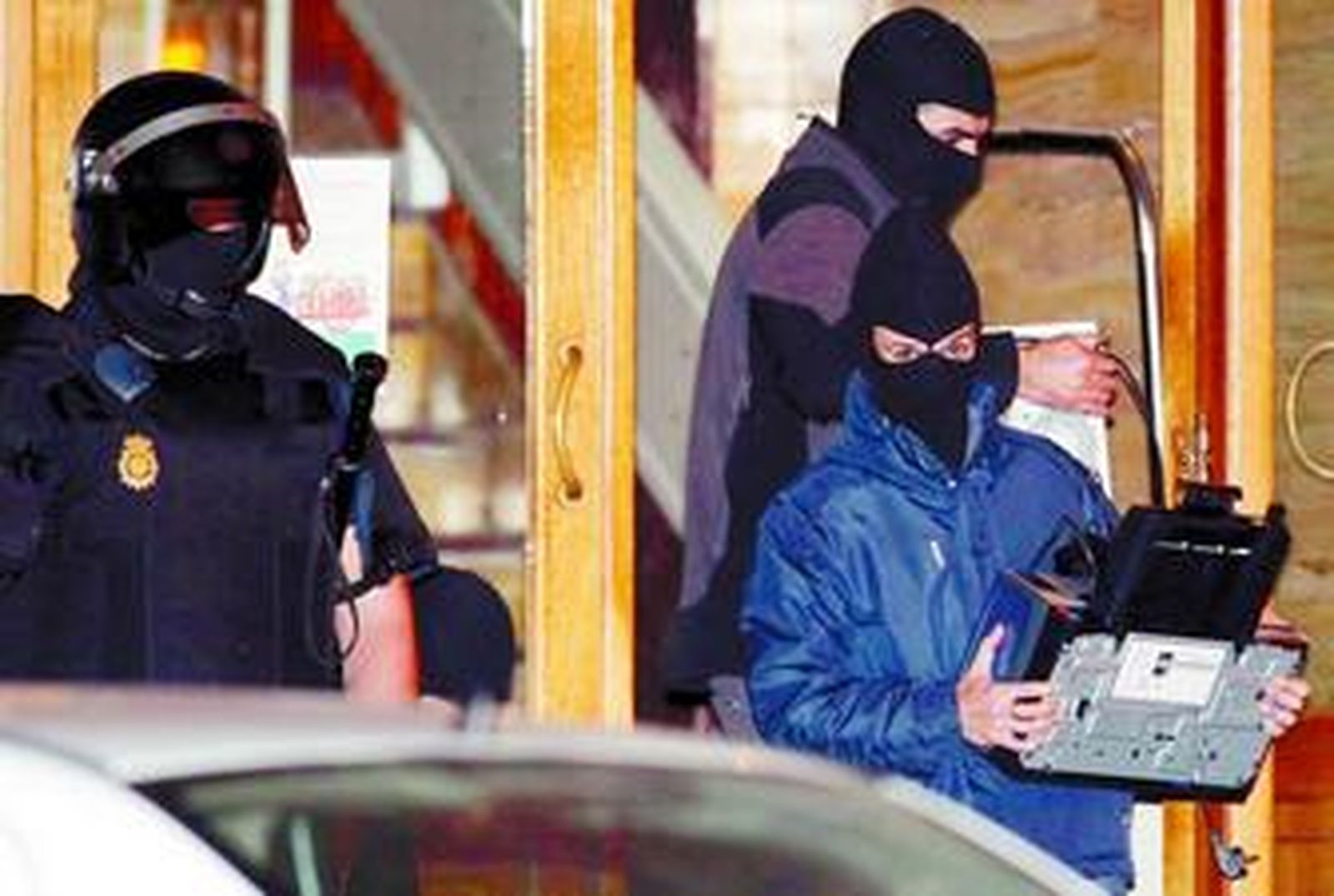 Agentes se incautan de material informático tras los arrestos.