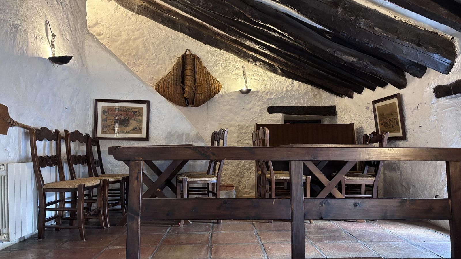 Interior de uno de los salones de la Venta de Alfarnate.