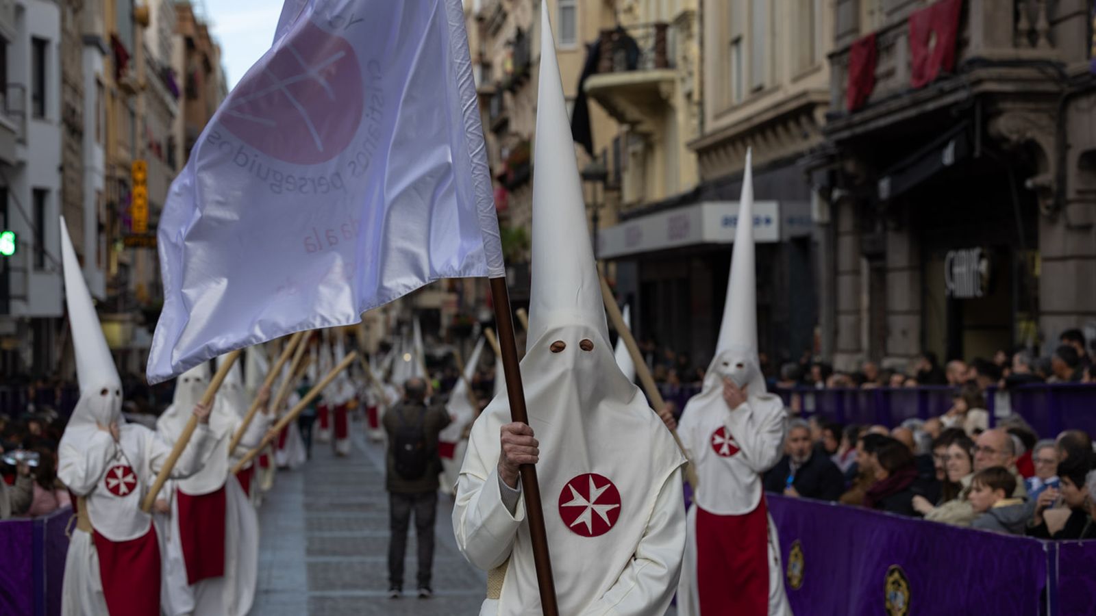 Los cofrades se rinden ante los grandes pasos de misterio del Lunes Santo
