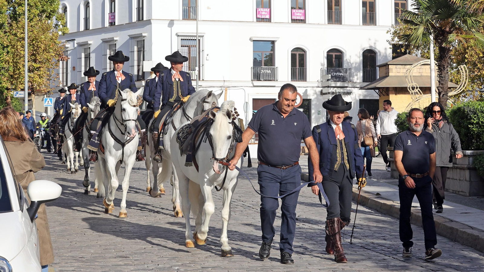 Imágenes de los caballos y jinetes de la Real Escuela hacia el funeral de Álvaro Domecq