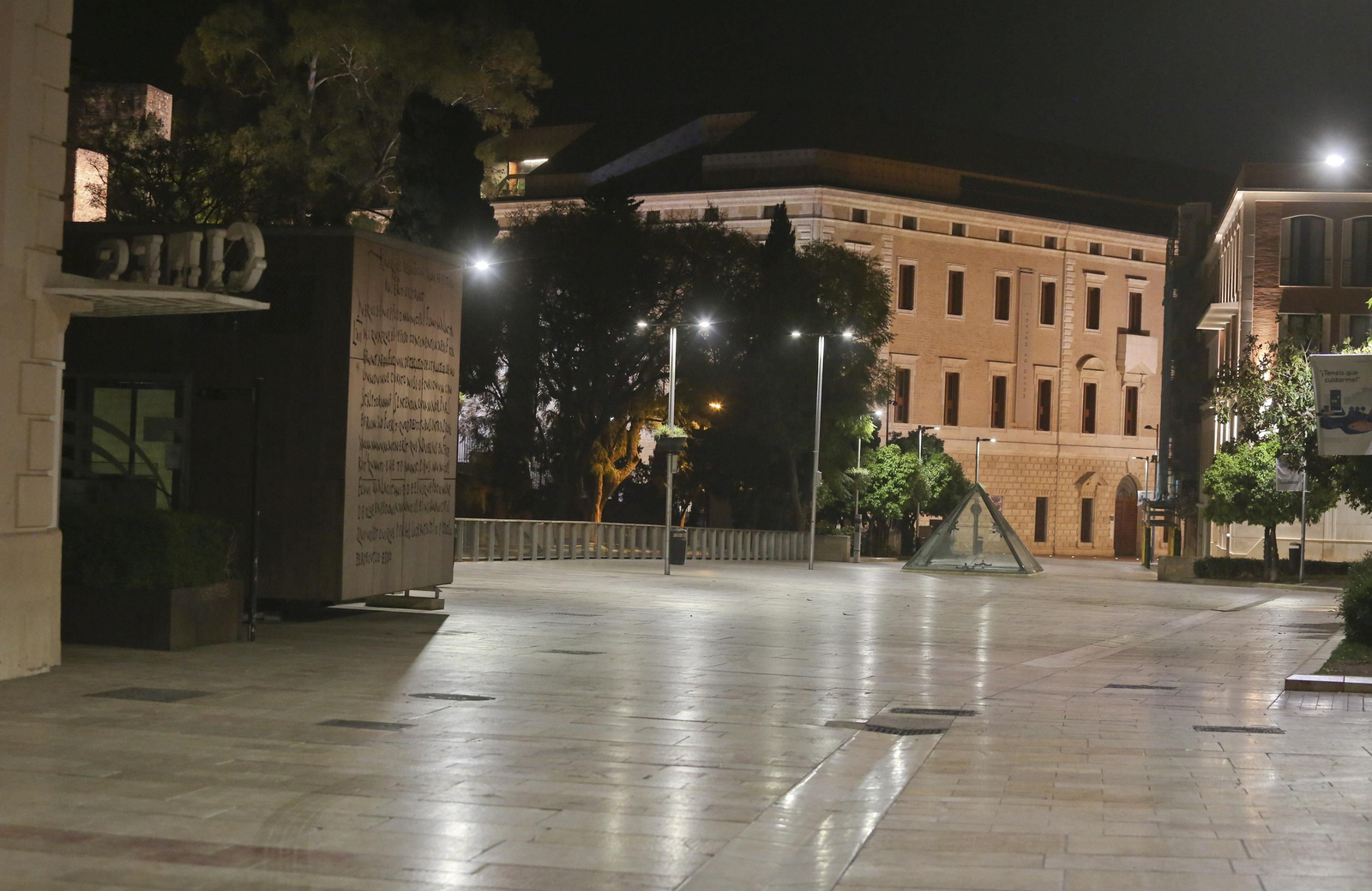 El coronavirus dibuja una noche desierta en el centro de Málaga, en fotos