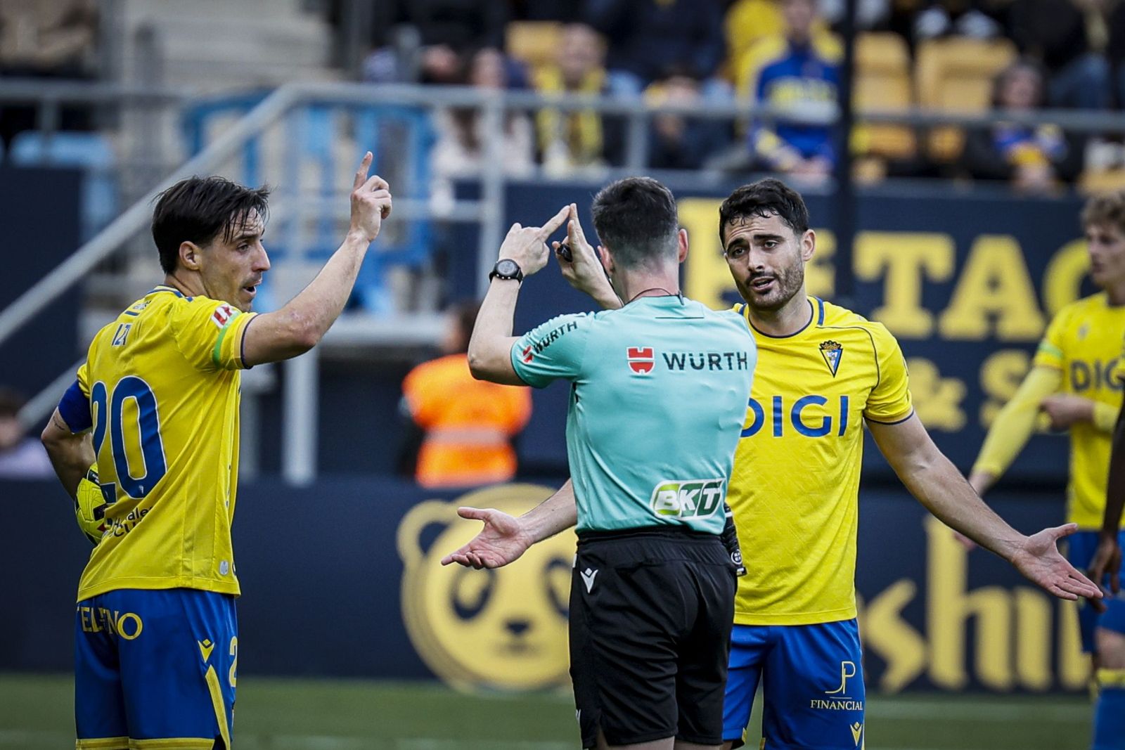 Búscate entre las imágenes del partido de fútbol Cádiz CF - UD Almería