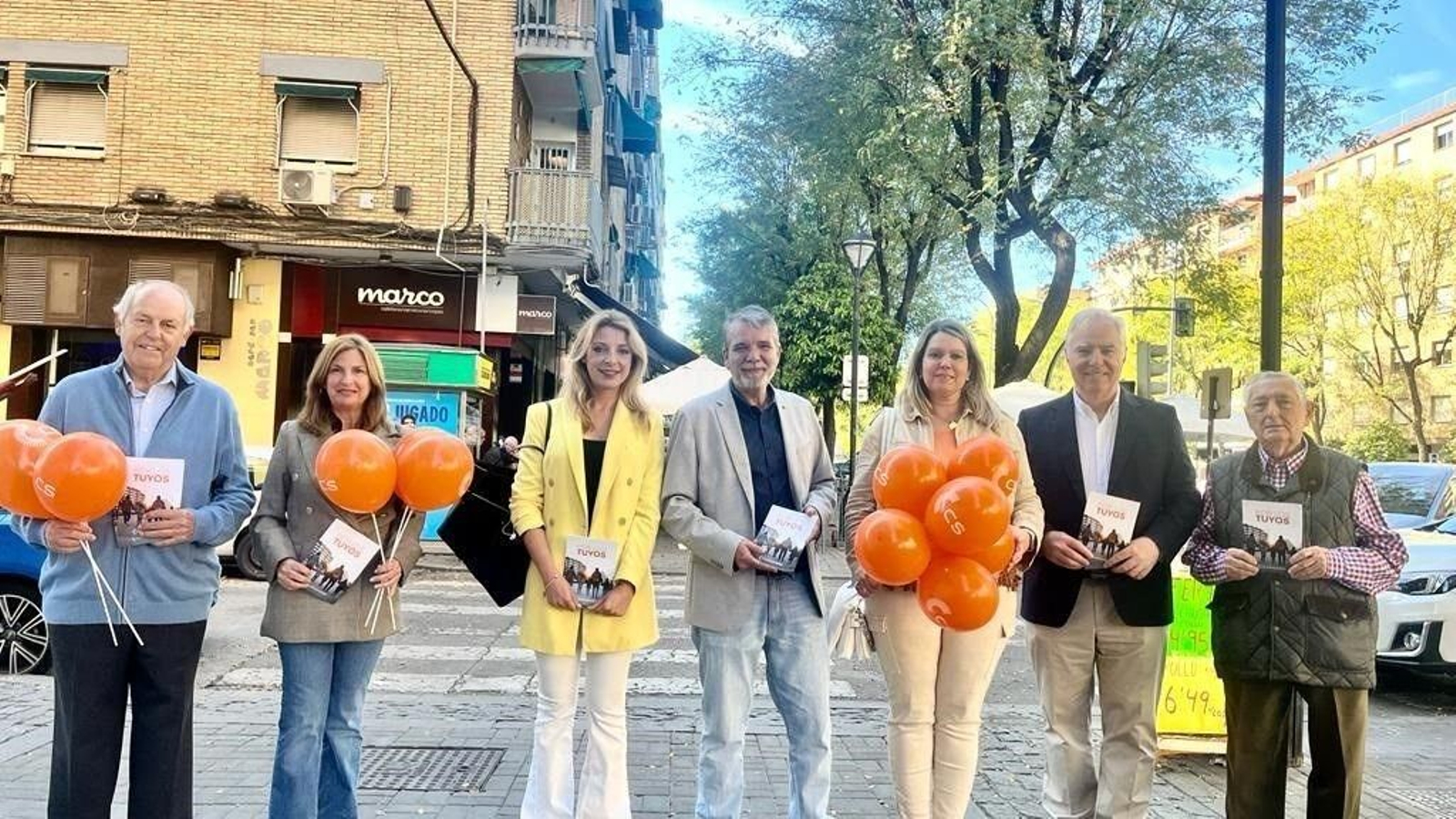 El candidato de CS a la Alcaldía de Córdoba, Jesús  Lupiáñez, con miembros del partido en Córdoba.