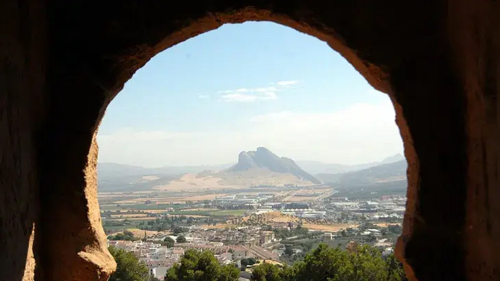 A lo lejos, la Peña de los Enamorados, en Antequera.
