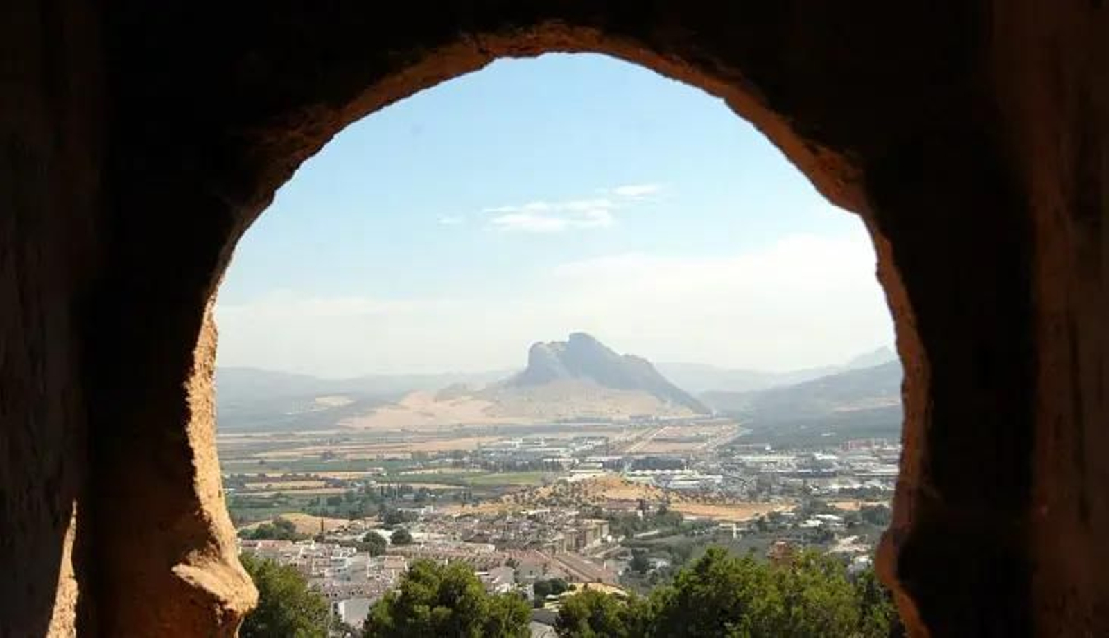 A lo lejos, la Peña de los Enamorados, en Antequera.