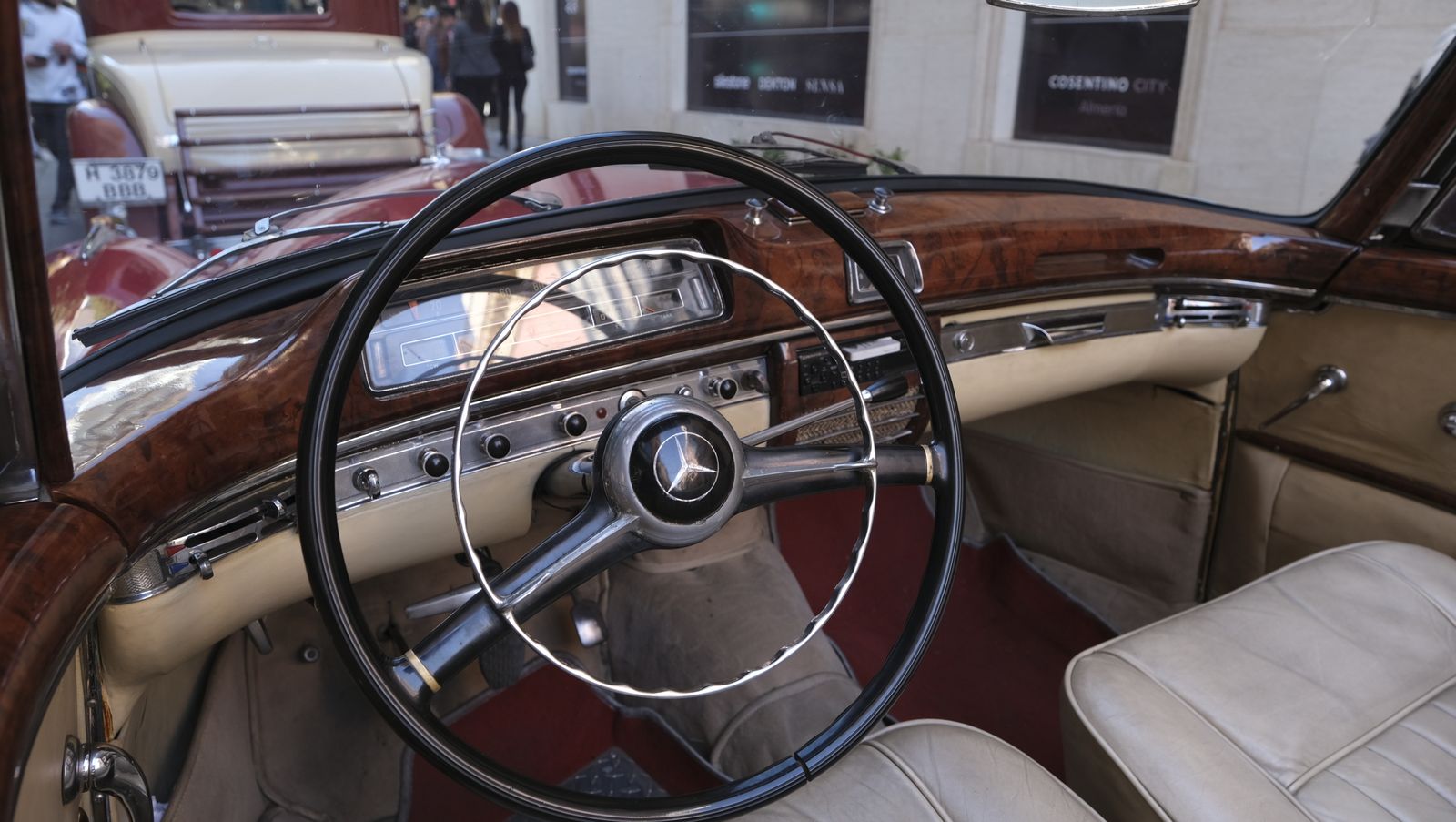 La 33 Ruta de Automóviles Antiguos toma las calles de Almería