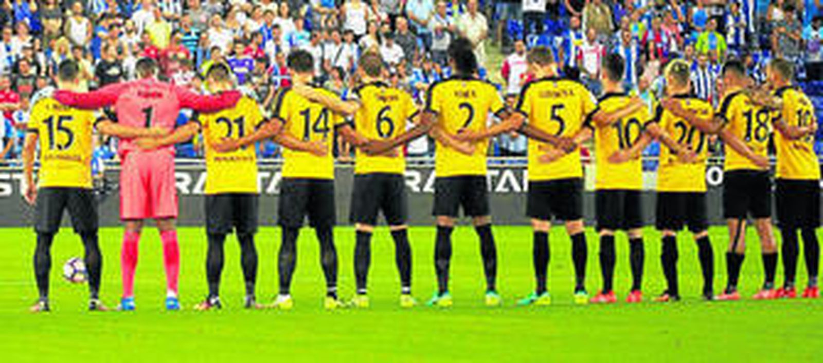 El 11 del Málaga, durante el minuto de silencio del pasado viernes.