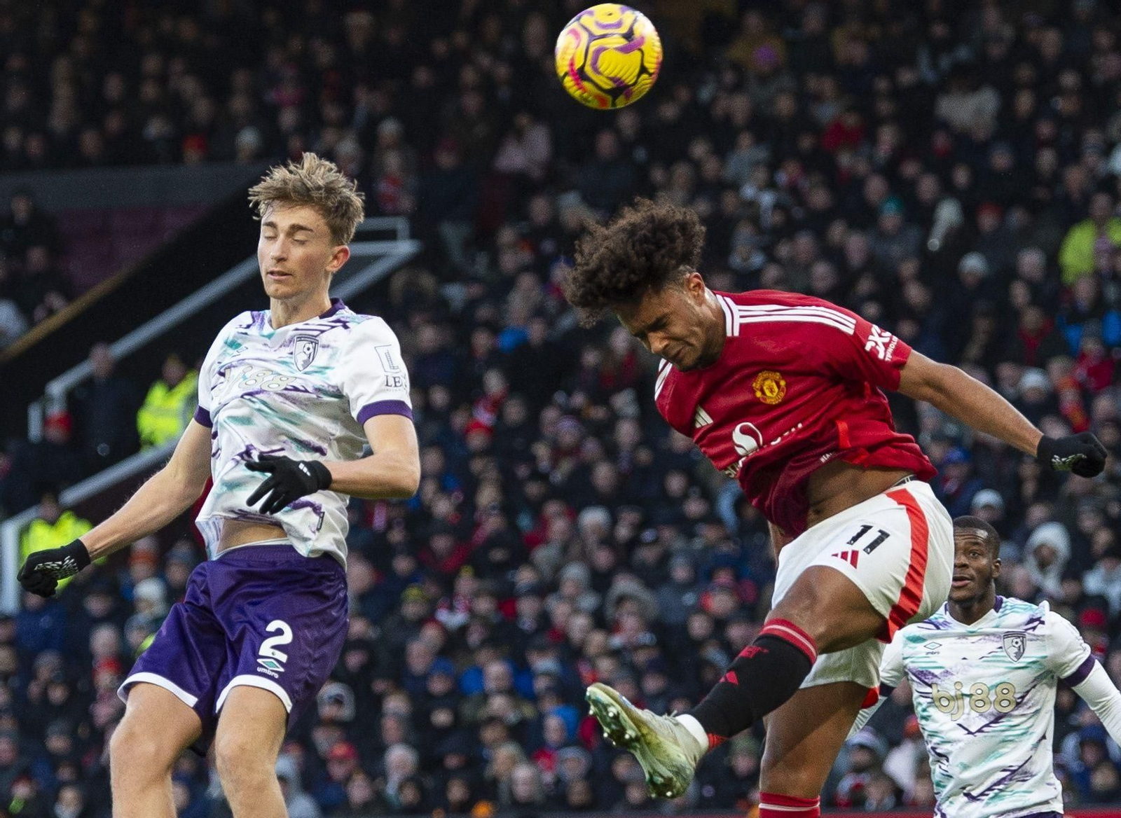 Las fotos de Dean Huijsen tras su gol al Manchester United en Old Trafford