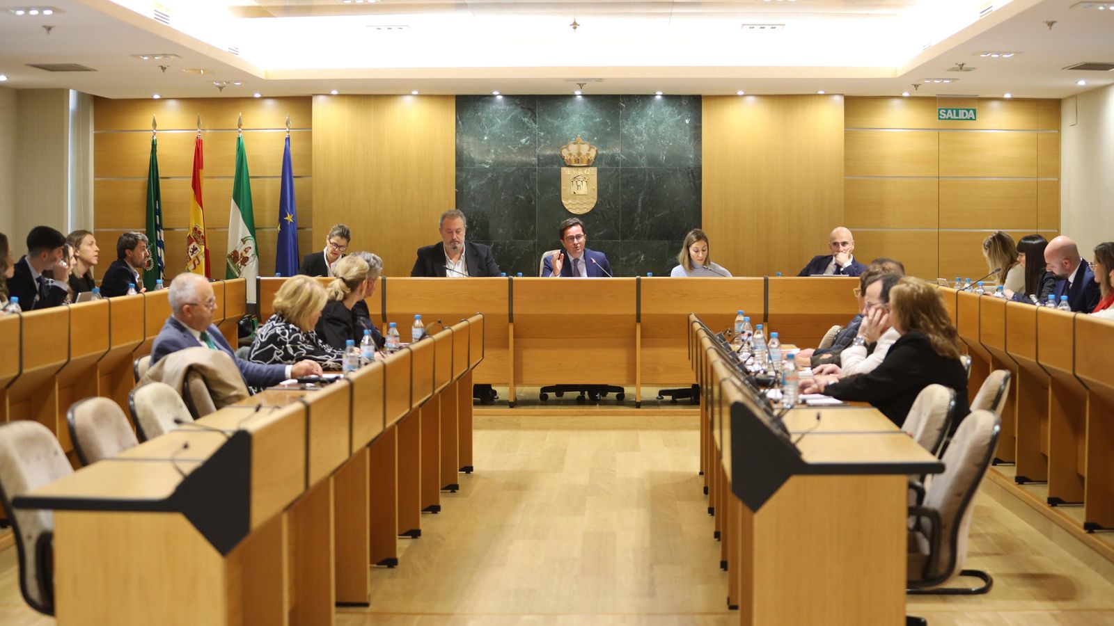 El salón de plenos del Ayuntamiento ejidense ha acogido este viernes una sesión ordinaria.