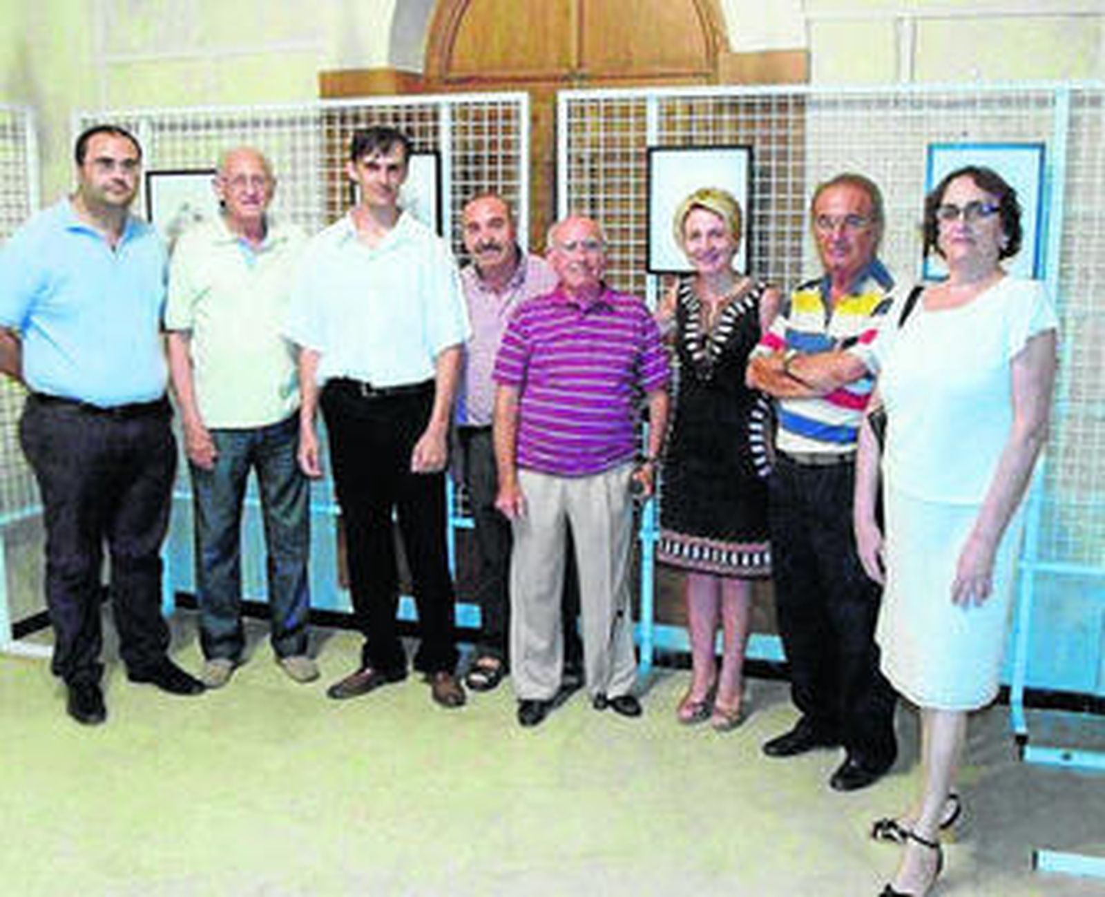 Sajar Perceval con familiares y amigos en el Faro de Roquetas.