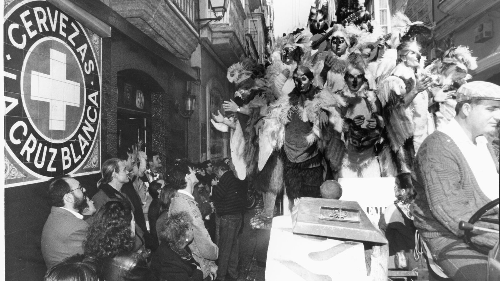 El coro 'Los pájaros' (1992) canta en la calle Zorrilla.