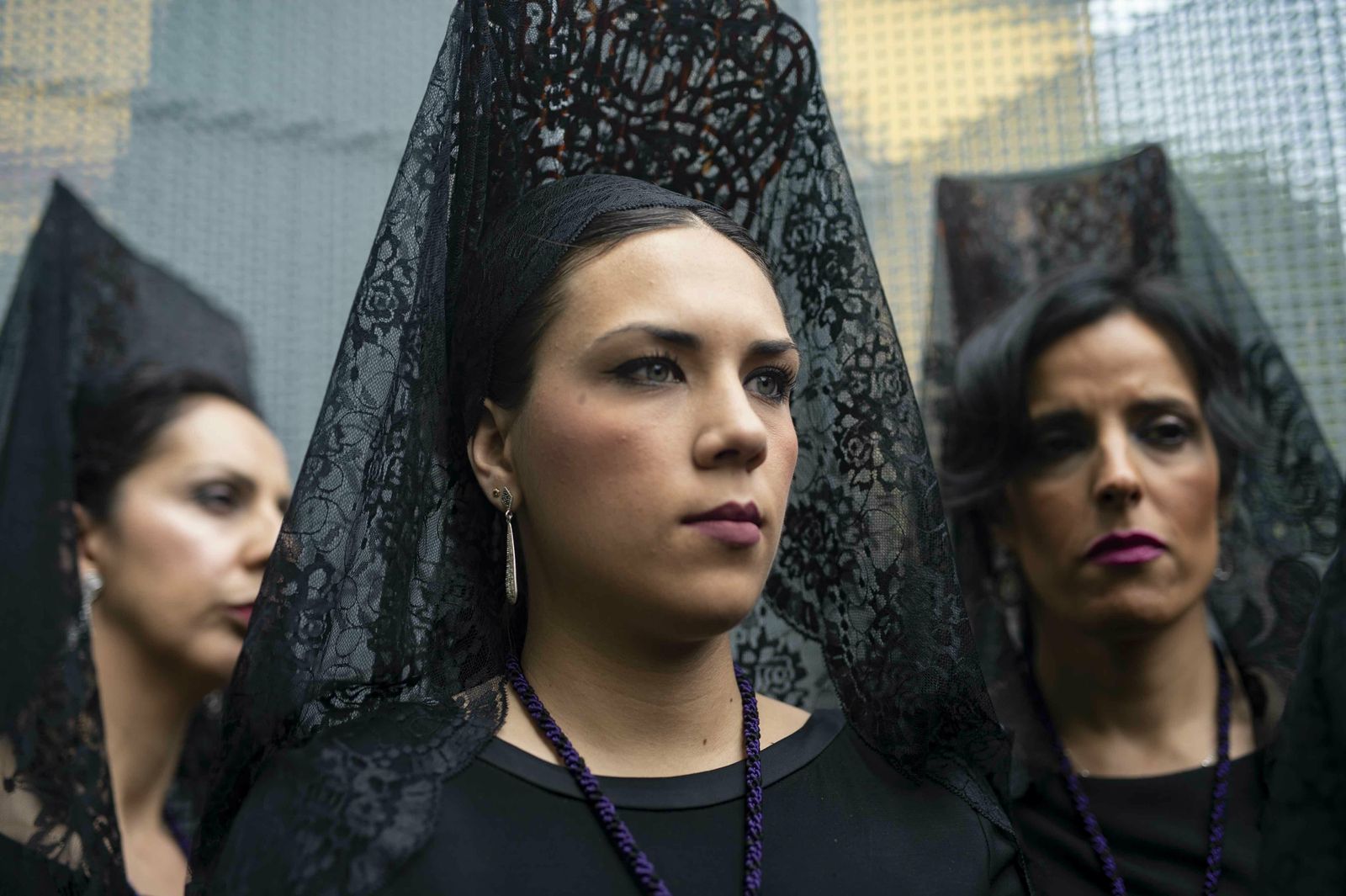 Mujeres vestidas de mantilla en El Caído