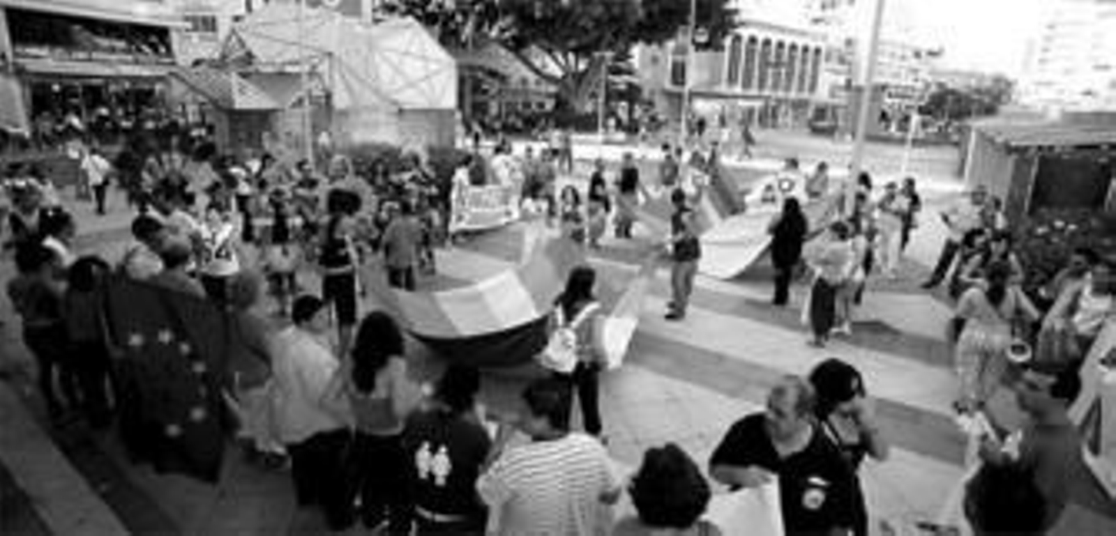 1. Gays, lesbianas, transexuales, bisexuales y heterosexuales. Nadie quiso perderse ayer la manifestación convocada por Ojalá en La Nogalera para festejar la libertad sexual y la equiparación de derechos. 2. La asociación Colega instaló ayer en la playa de La Malagueta un armario gigante, como símbolo de la represión que aún padecen muchas personas por su condición sexual, sobre todo en los países musulmanes.