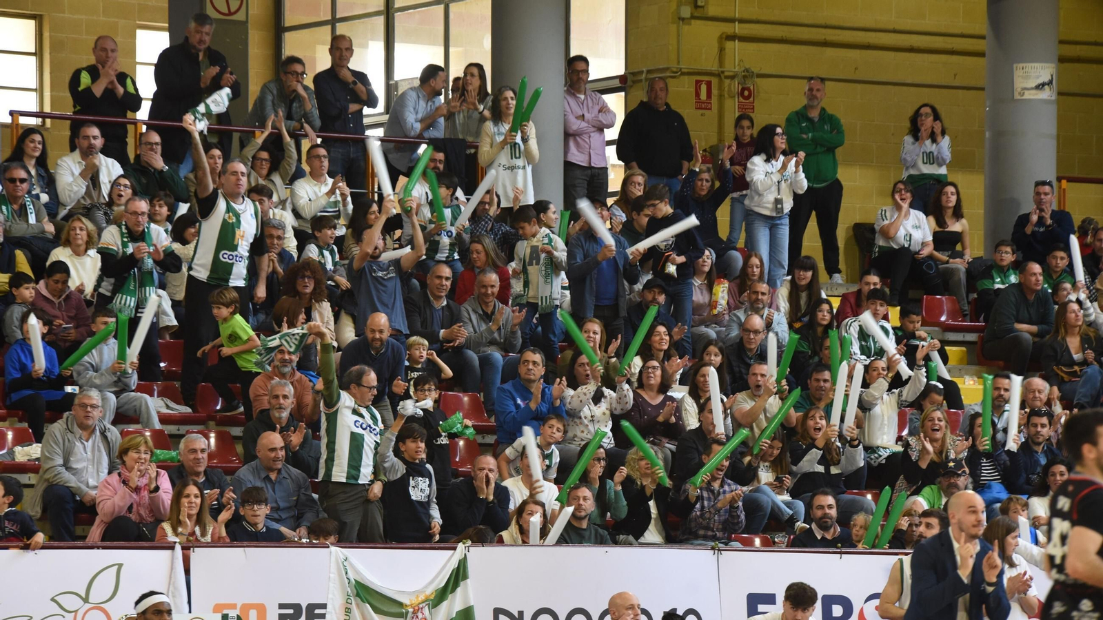 Varios aficionados animan durante un partido del CCB del curso pasado.