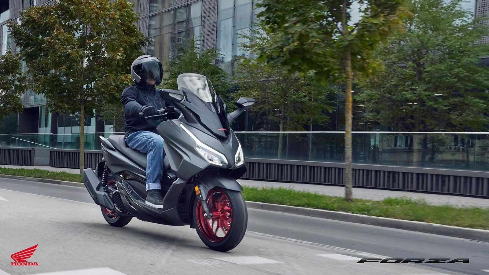 La nueva versión especial de la Forza 125 se distingue por sus llantas pintadas en rojo.