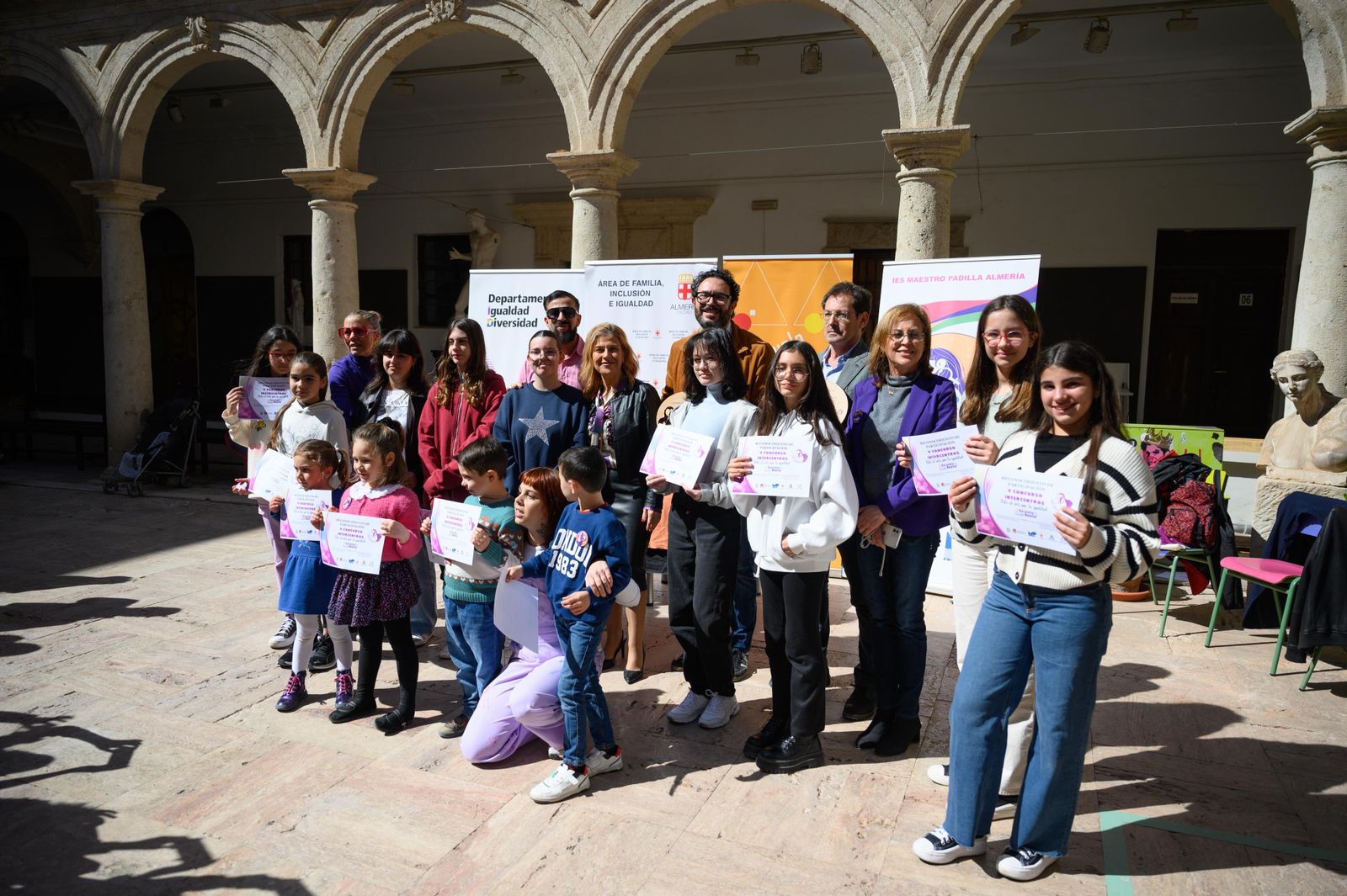 Los ganadores del V concurso ‘Dale al Arte por la Igualdad’ que consistía en el diseño de unas zapatillas con connotaciones de igualdad.