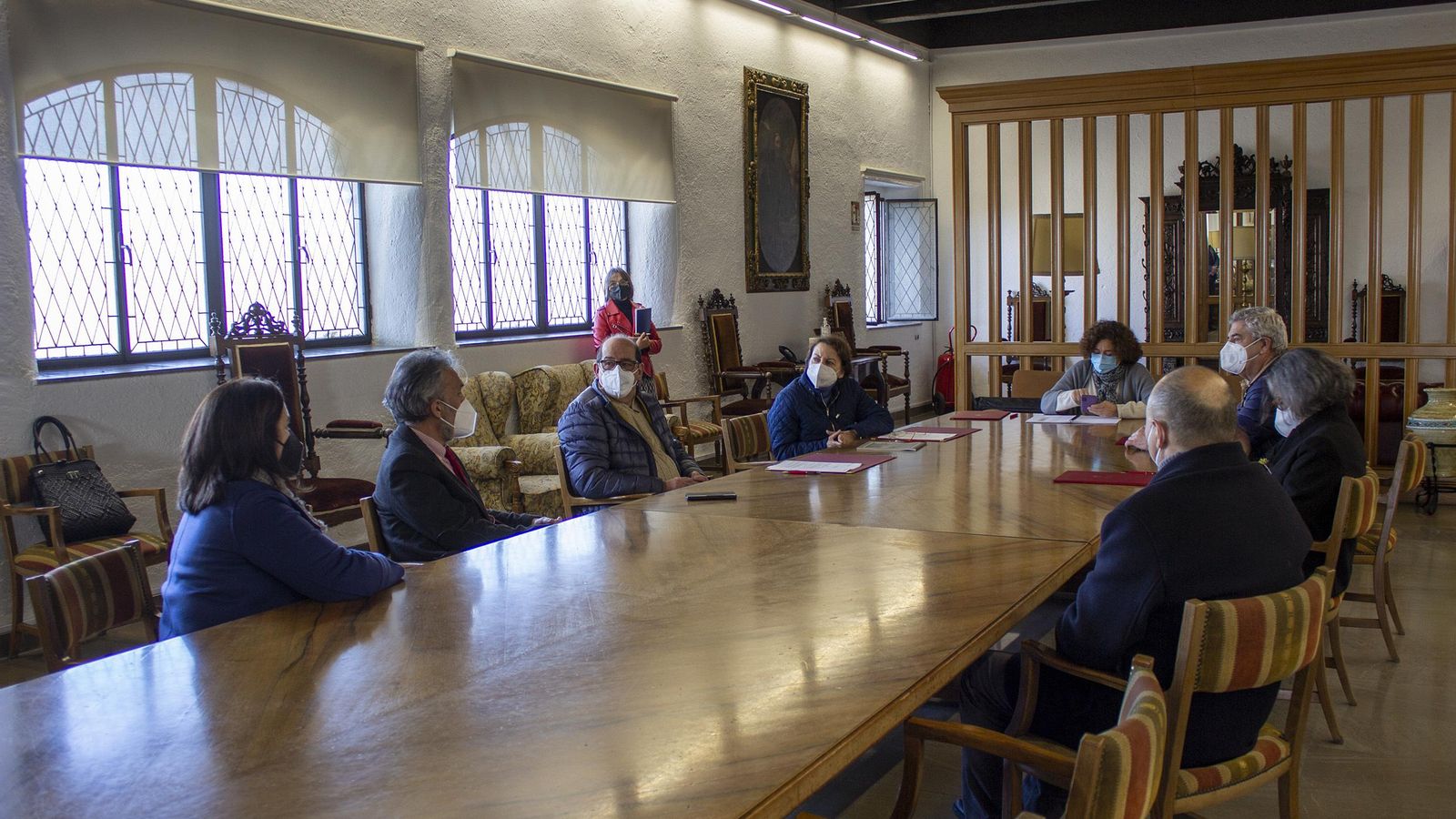 Firma del convenio entre Pilar Aranda Ramírez, rectora de la UGR, y Araceli de la Chica, Julián Amores, Tremedad Gnecco y Carlos Villalobos, como representantes de aquel taller de grabado