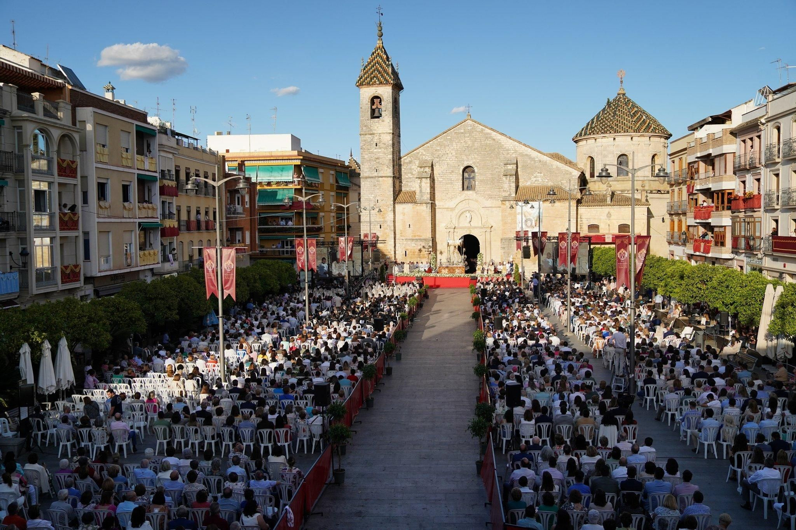La Plaza Nueva de Lucena, llena de público.