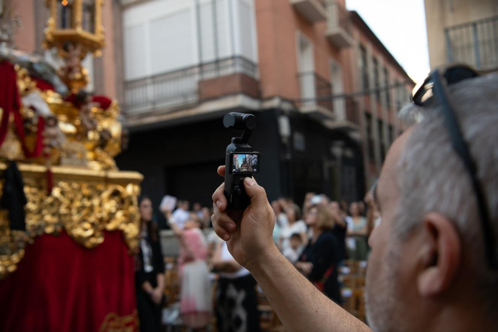 Una marea de devoción inunda Jaén al paso de la Magna, en imágenes