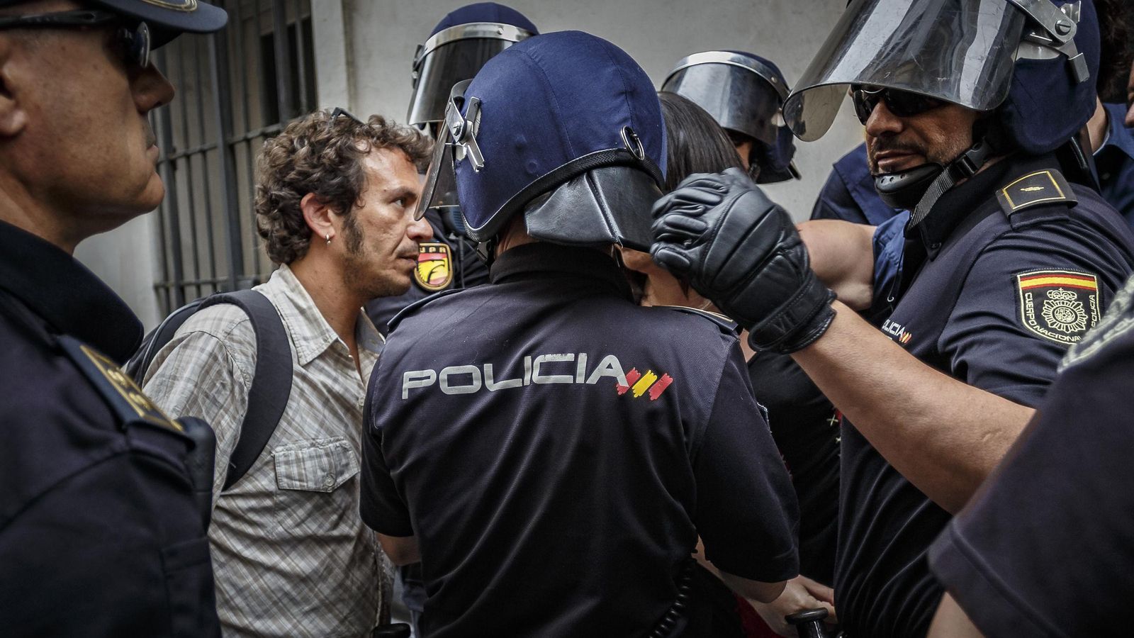 El alcalde, rodeado de policías nacionales, intentando evitar un desahucio en la calle Benjumeda.