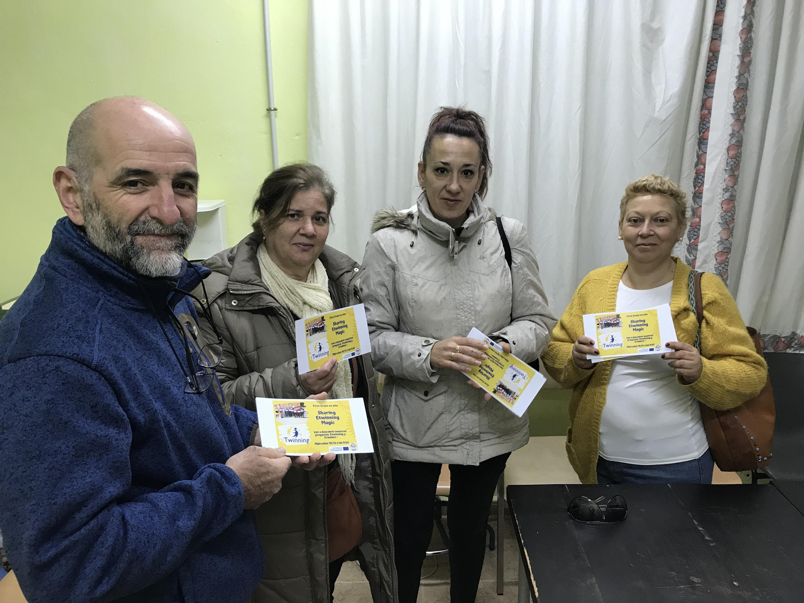 Responsables del instituto Guadalquivir muestran el sello.