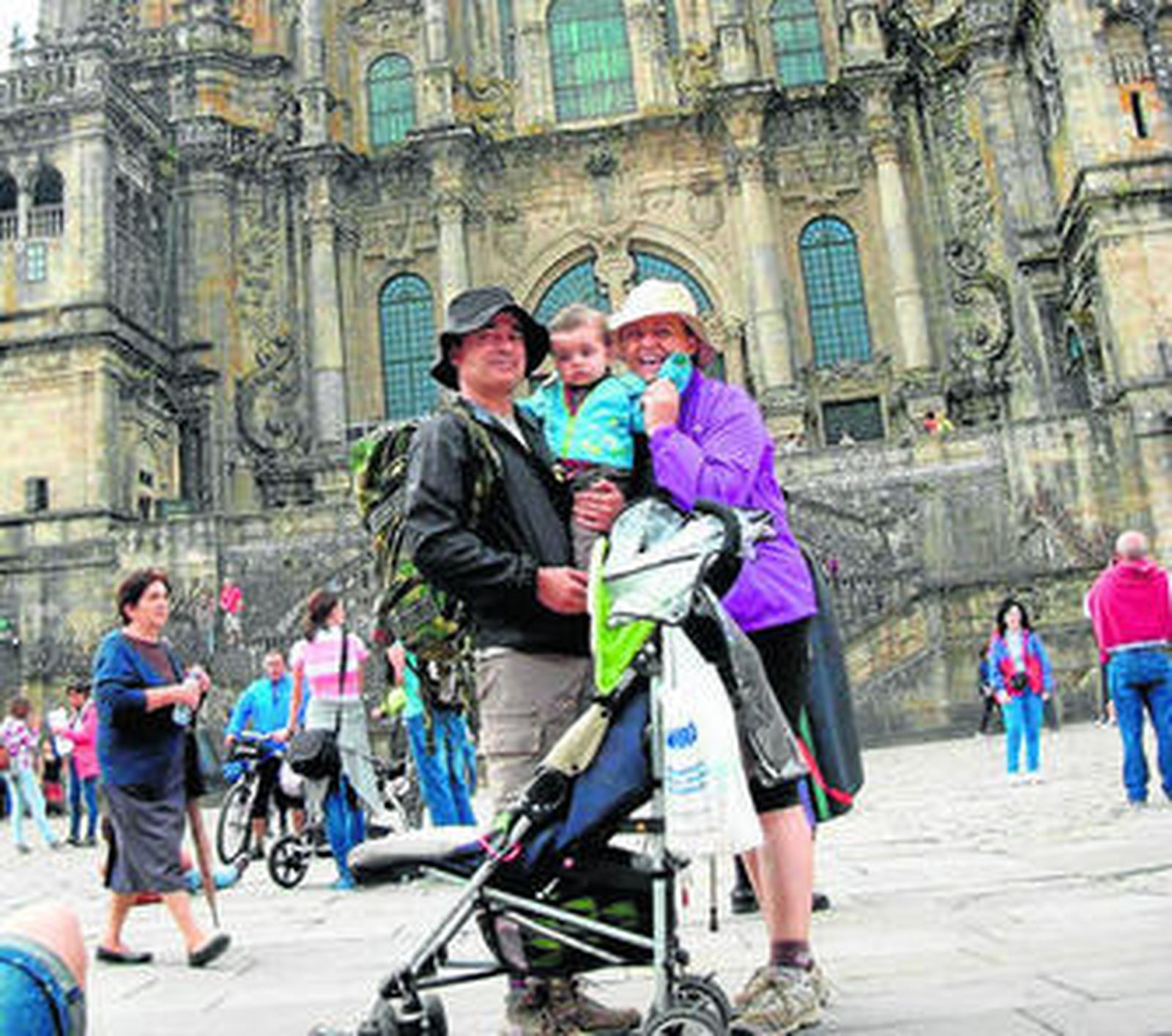 César, Moisés y Gume, en la línea de meta, Santiago de Compostela.