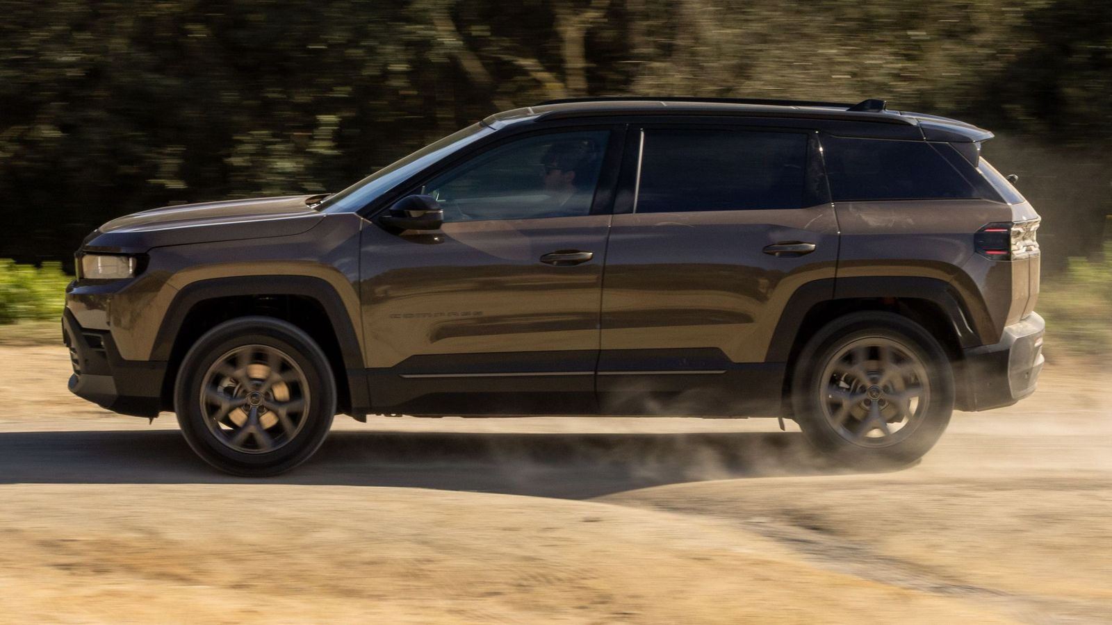 La forma de los parachoques y la altura respecto al suelo resultan claves para permitir a este Compass moverse fuera del asfalto con más soltura que otros SUV de su categoría.