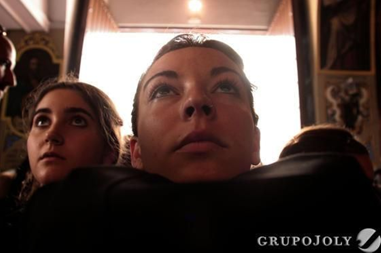 Lamentos en el interior de la Parroquia de Santa Genoveva tras anunciar el hermano mayor que no hará estación de penitencia.

Foto: Juan Carlos Muñoz
