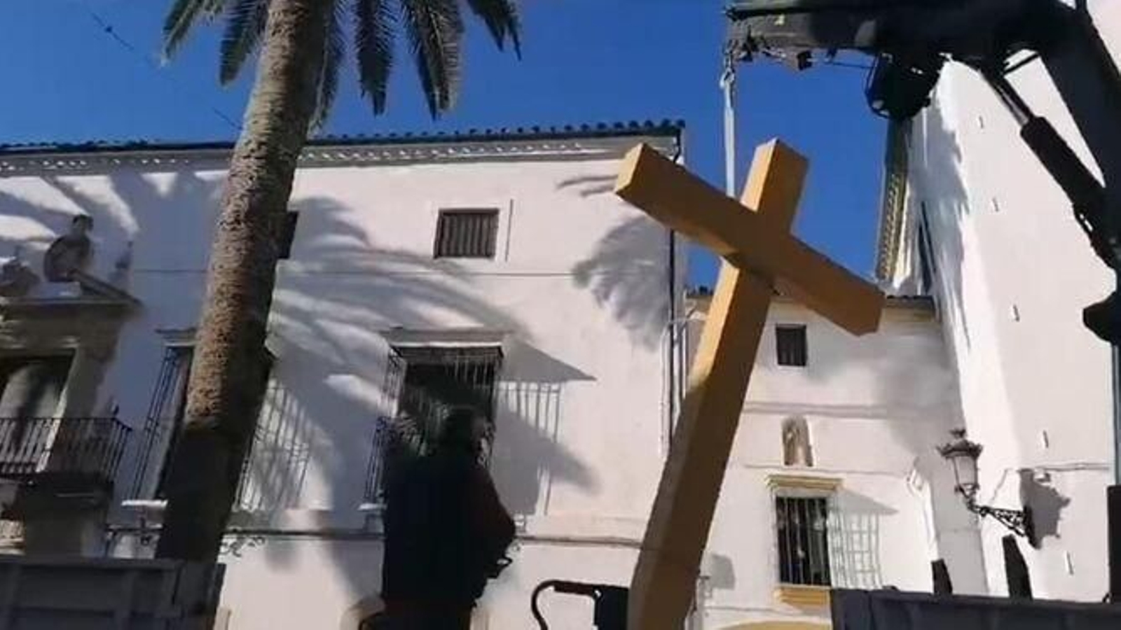 Un momento de la retirada de la cruz de las Descalzas de Aguilar de la Frontera.
