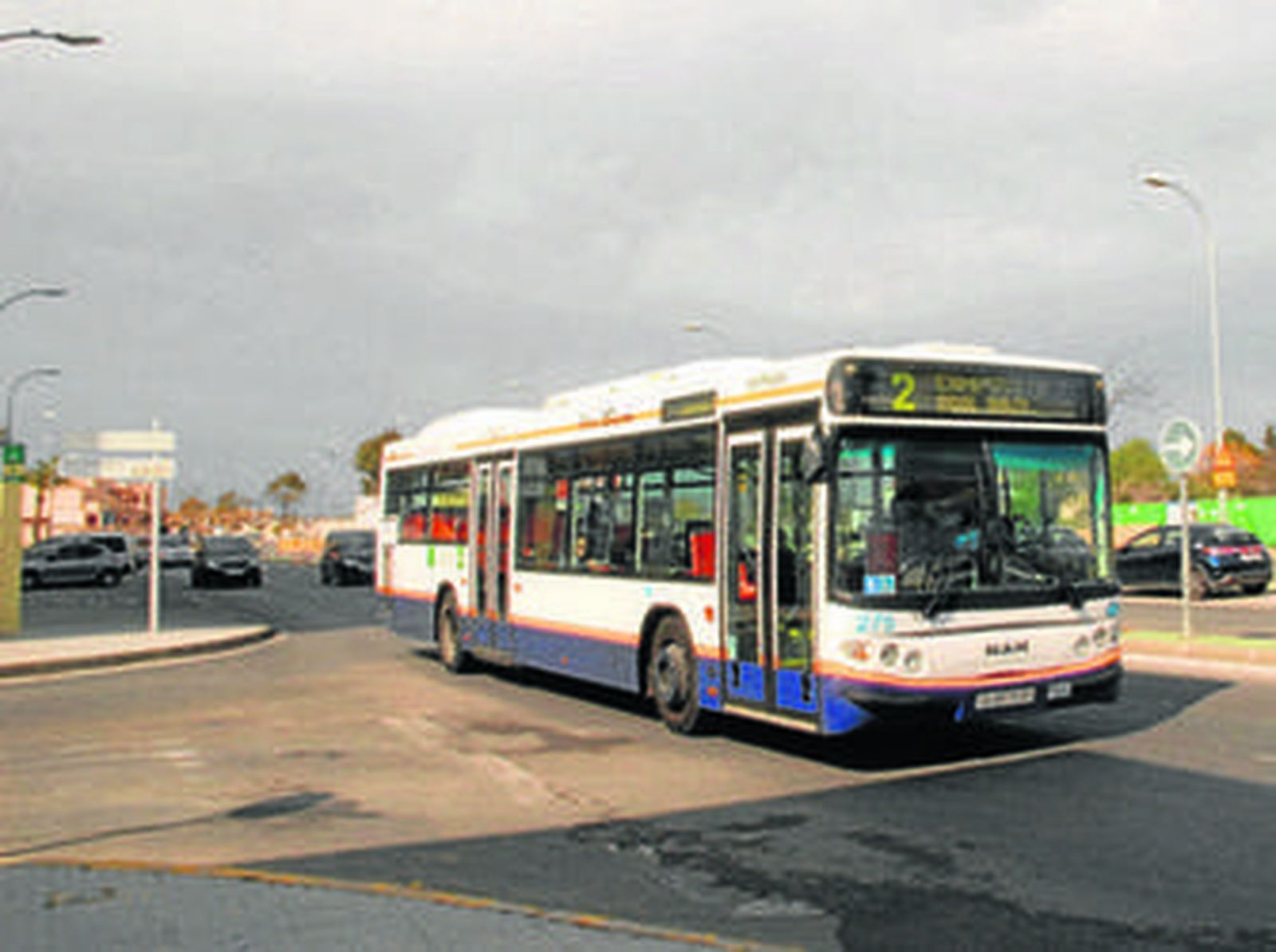 Estampa frecuente en San Fernando: un autobús cubriendo su ruta con muy pocos pasajeros en su interior.