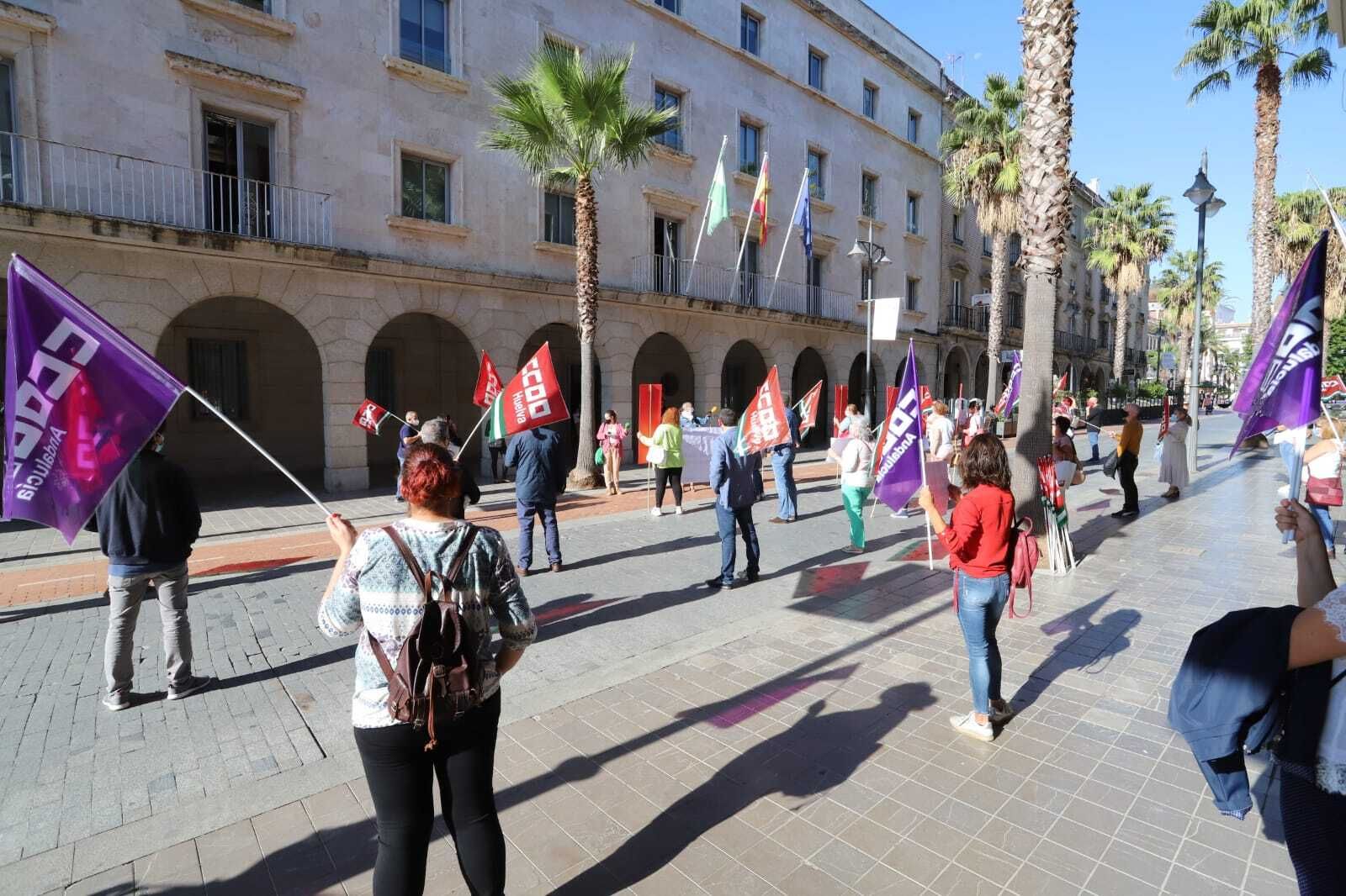 Decenas de personas protestan en la Delegación de Salud.